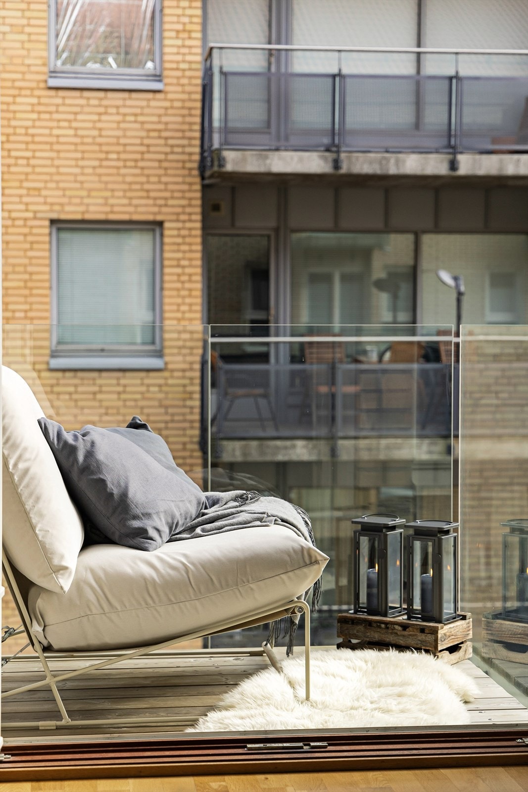 Balkongen er på ca. 2kvm med moderne glassrekkverk og sol fra ca. kl. 12. Galleribilde