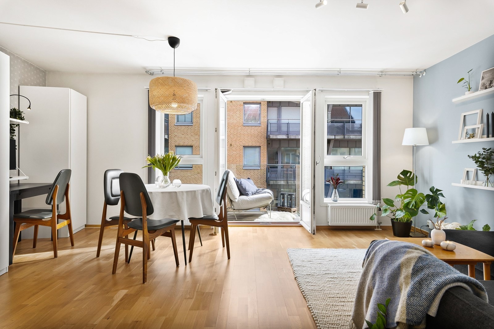 Fra stuen er det utgang til balkong. Galleribilde