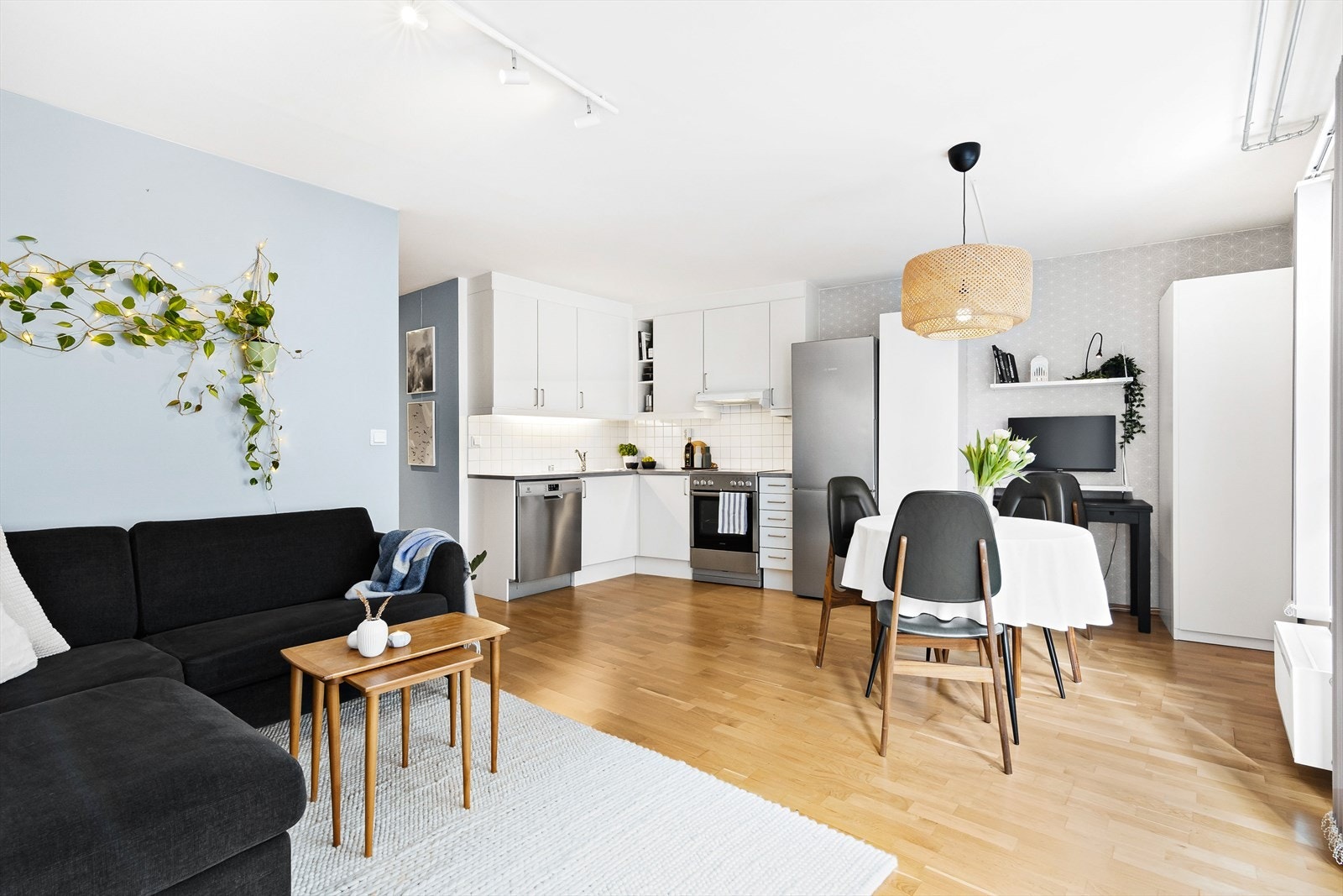 Det er åpen stue og kjøkkenløsning som gir en luftig og fin planløsning. Galleribilde