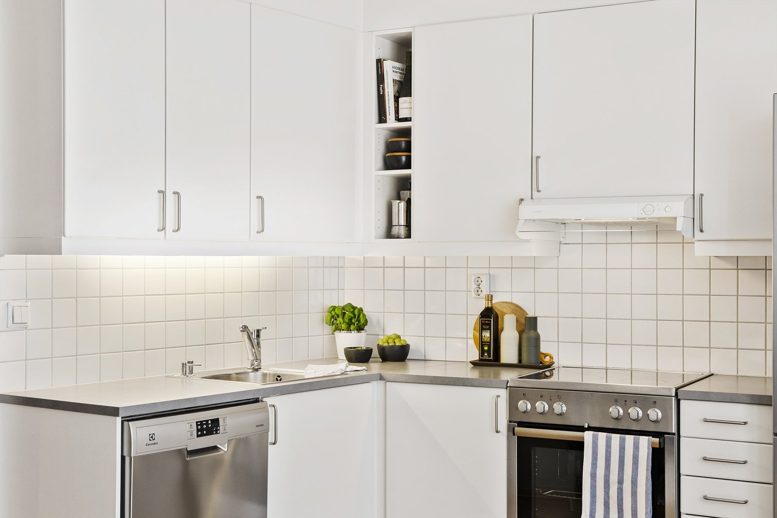 Oppvaskmaskin og komfyr følger med. Galleribilde