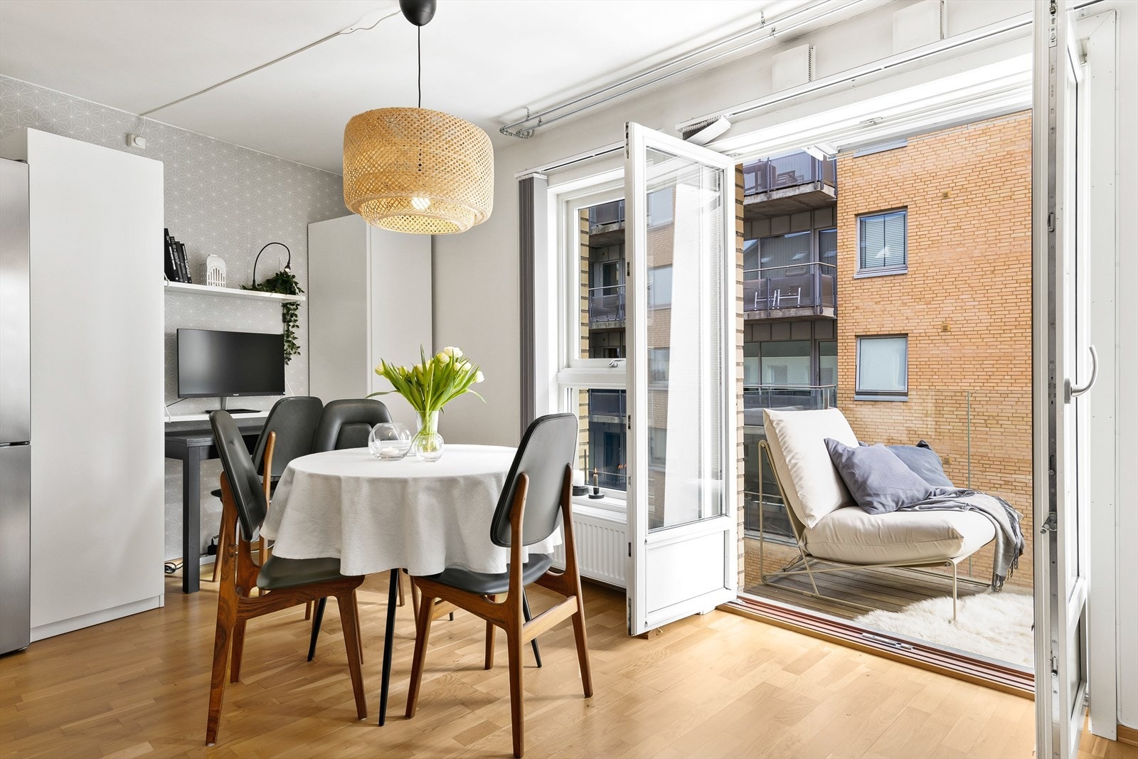 God plass til spisegruppe ved kjøkkenet. Galleribilde