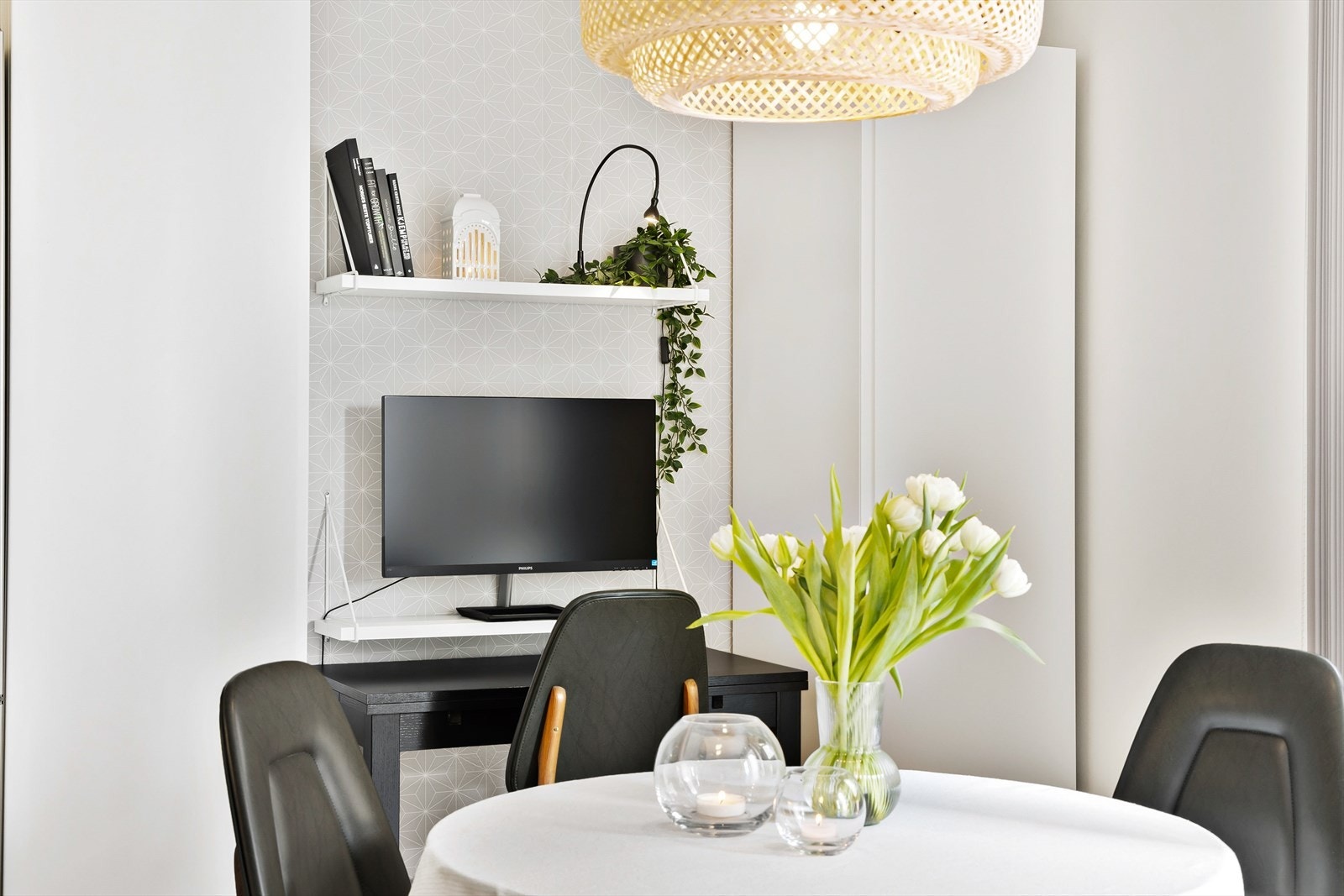 Selger har i dag en hjemmekontorløsning ved kjøkkenet. Galleribilde