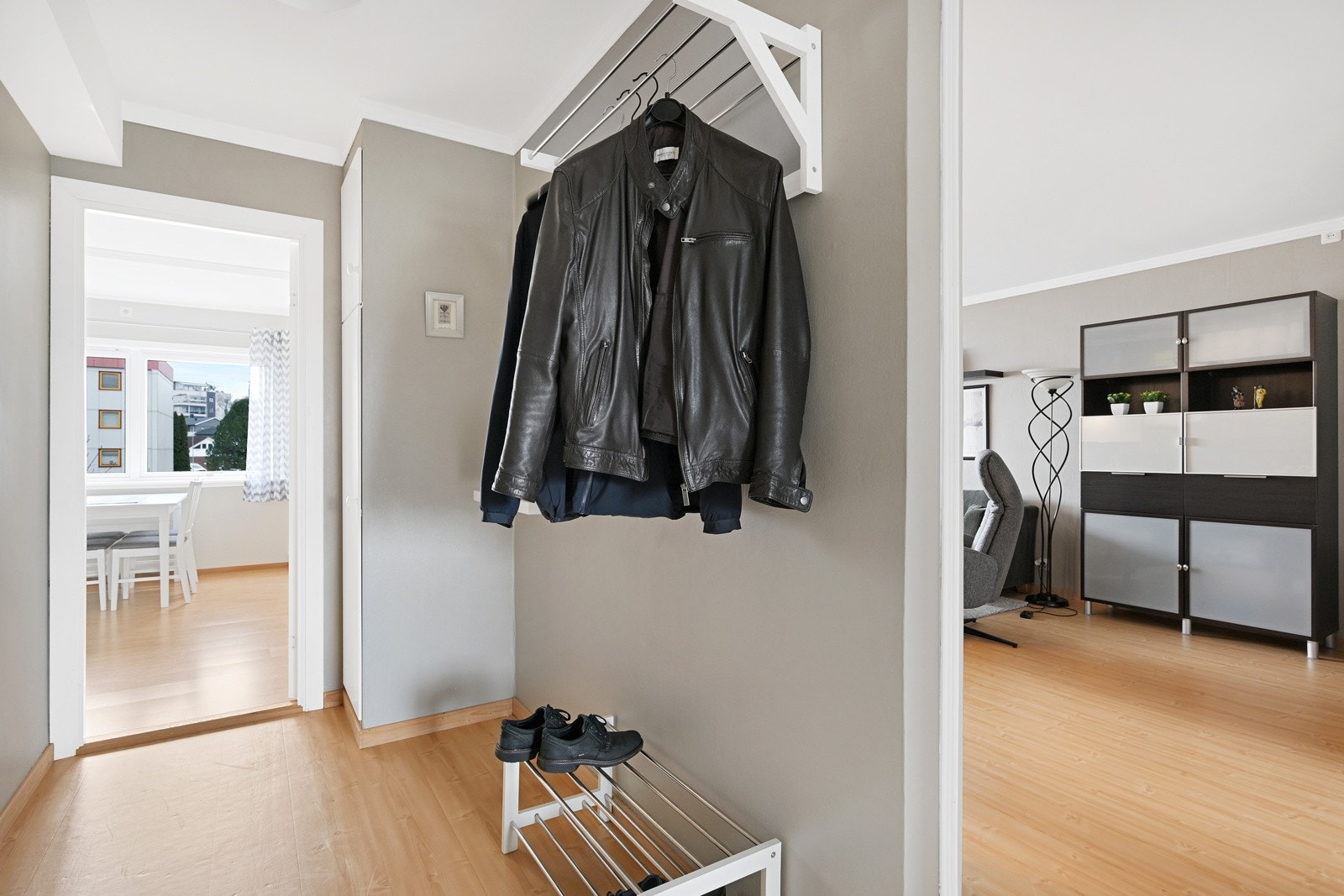 Entre med plass for garderobe Galleribilde