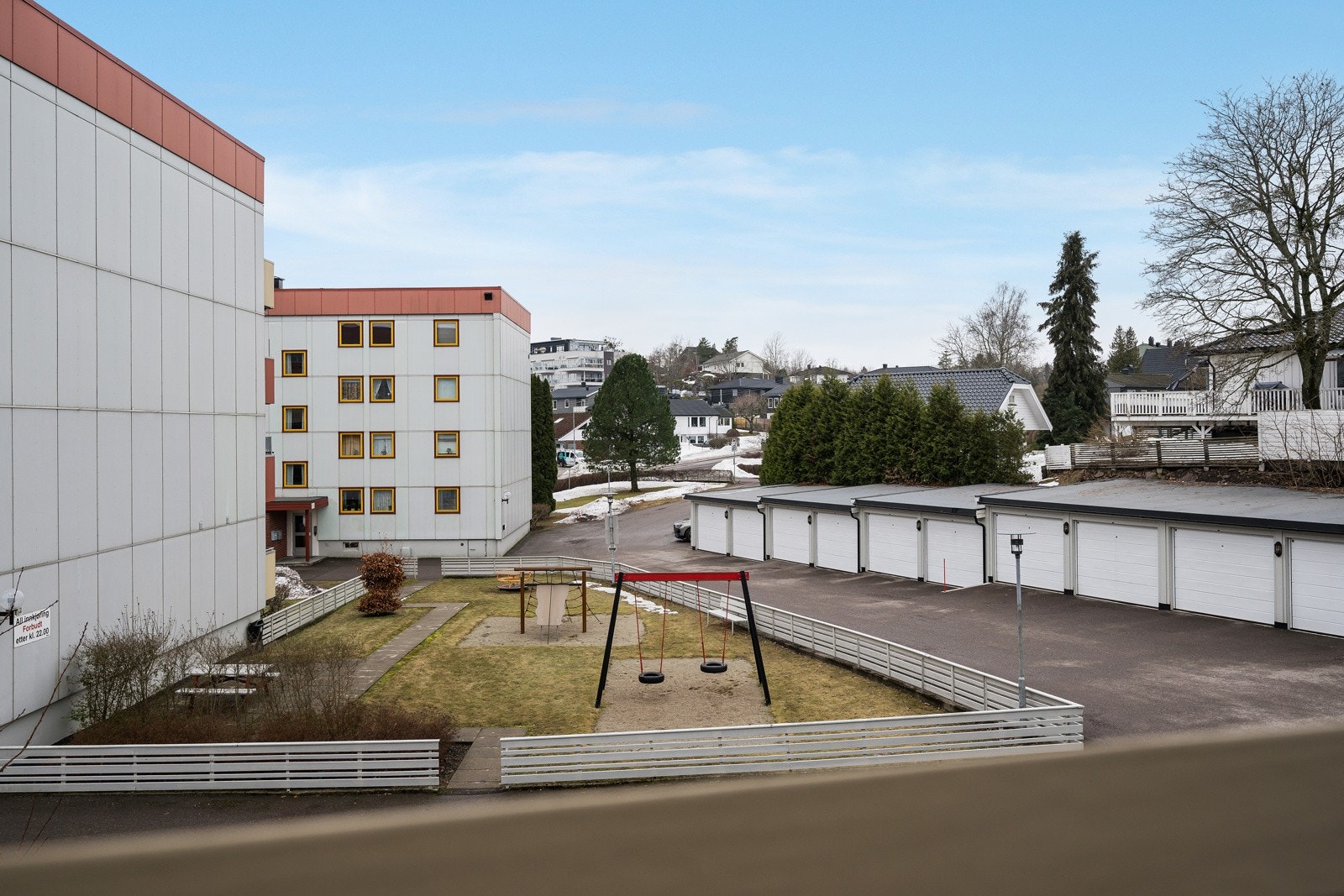 Garasje og lekeplass for barn og barnebarn rett på utsiden av blokka Galleribilde