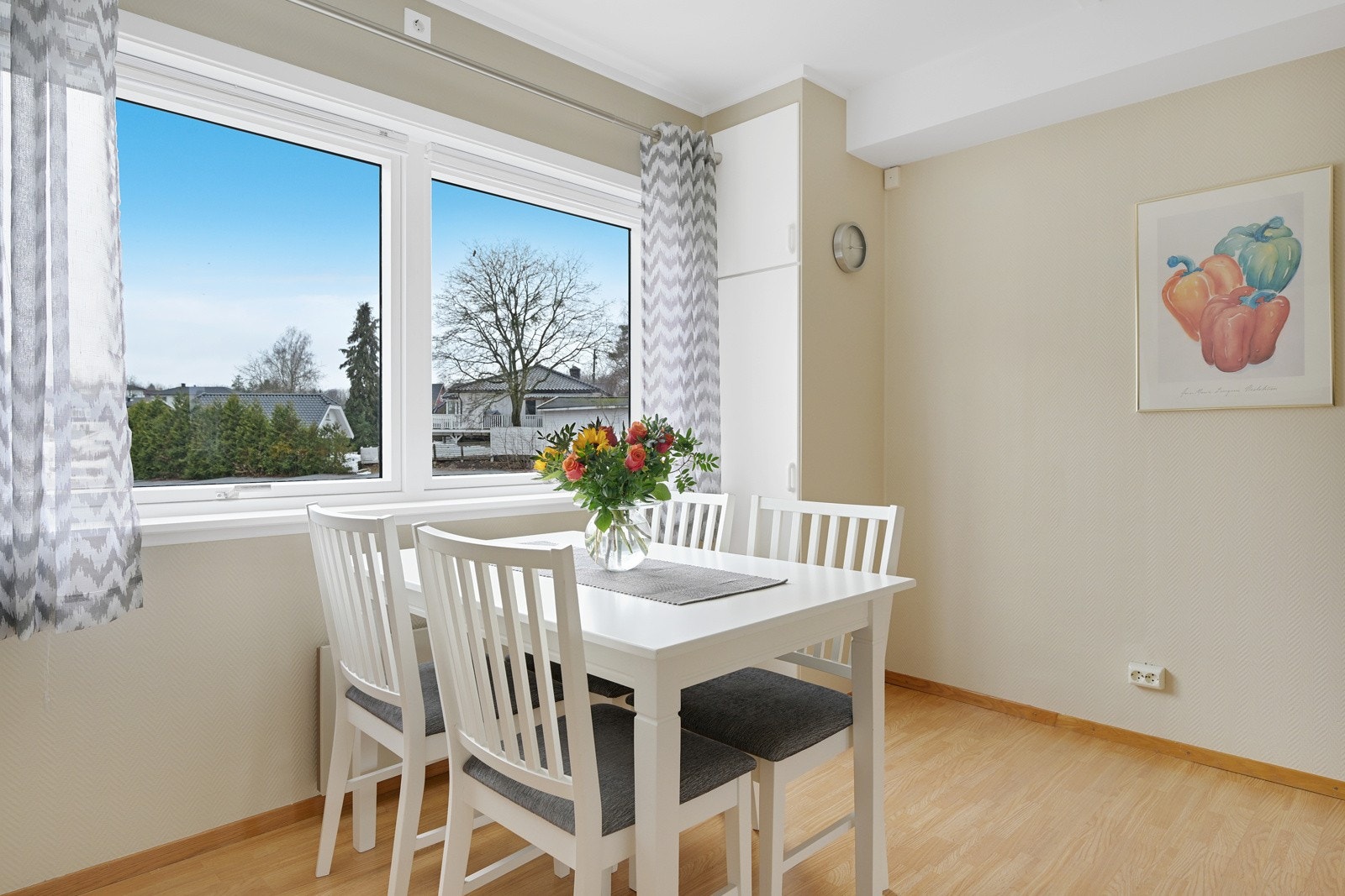Som vi ser på bildet er det god plass for spisebord/spisestue Galleribilde