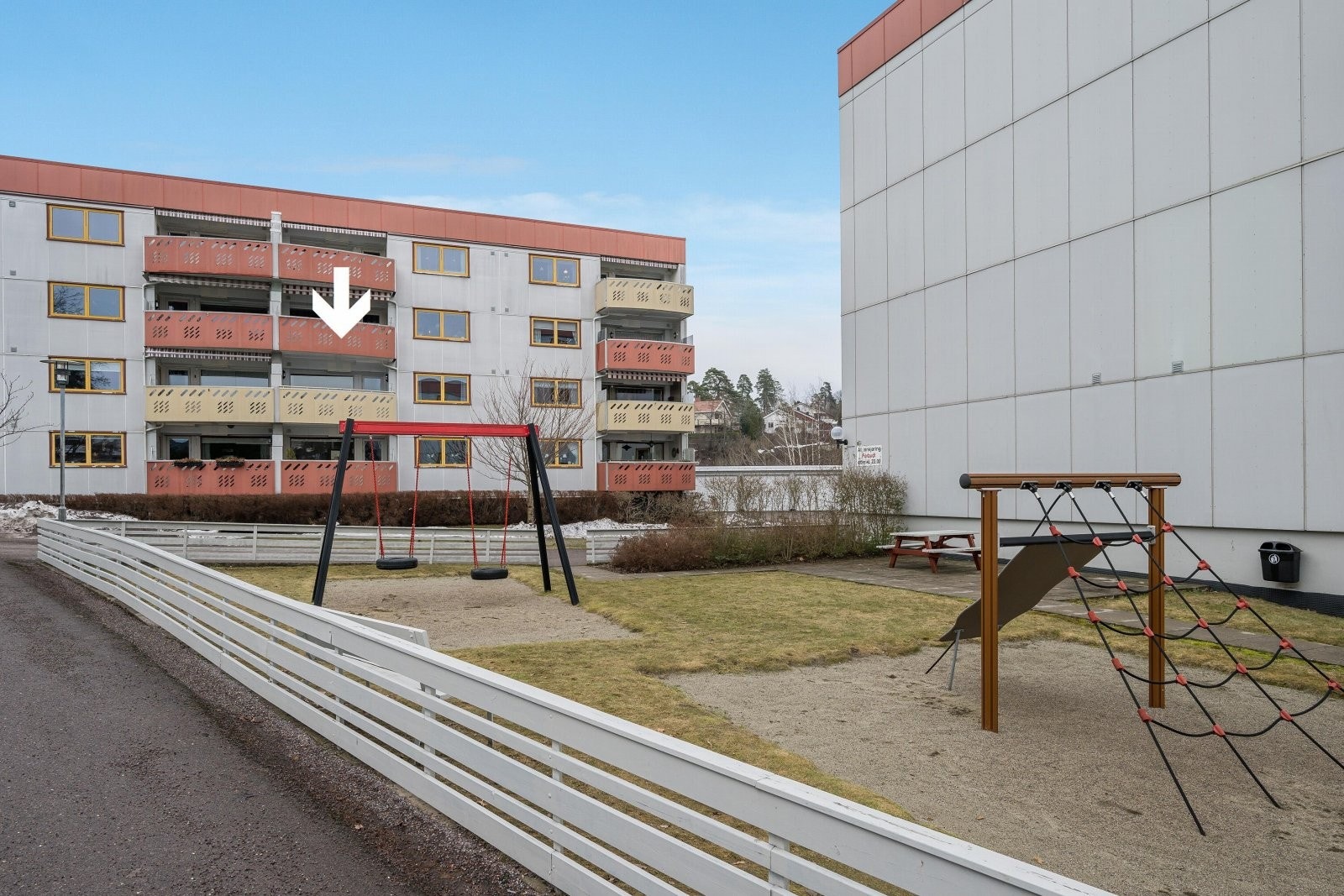 Det er som vi ser på bildet - kort vei til lekeplass Galleribilde