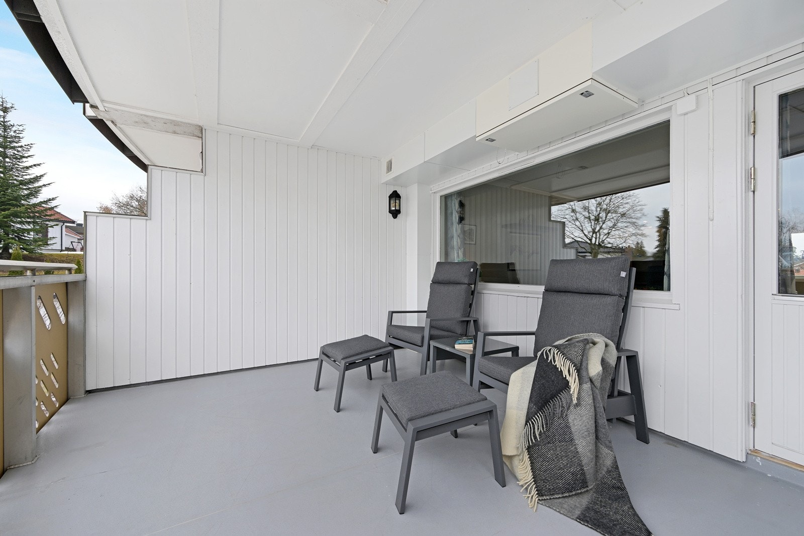 Balkongen ligger mot syd og har gode solforhold Galleribilde