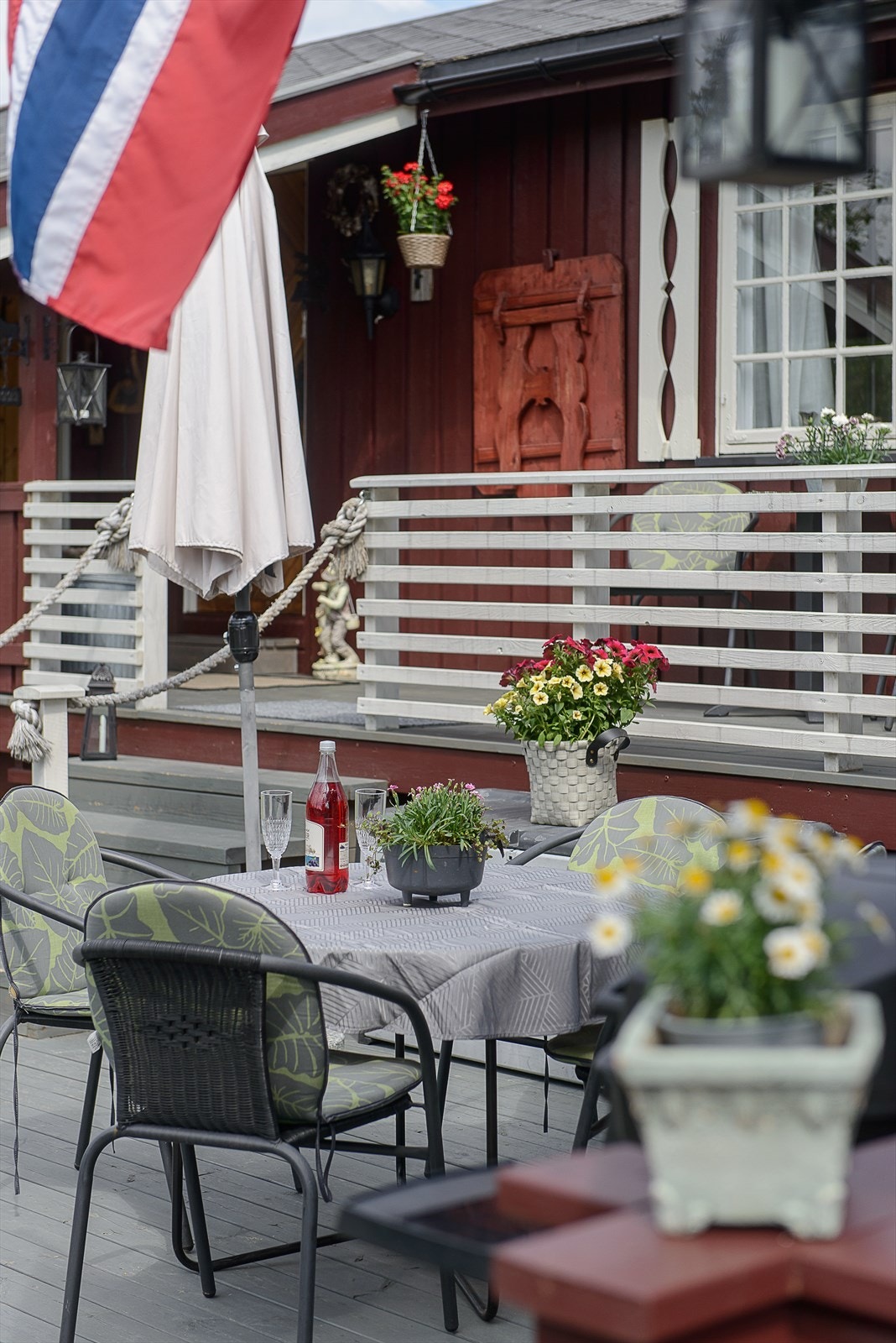 Verandaen ble bygget i 2018. Plattingen i 2011. Galleribilde