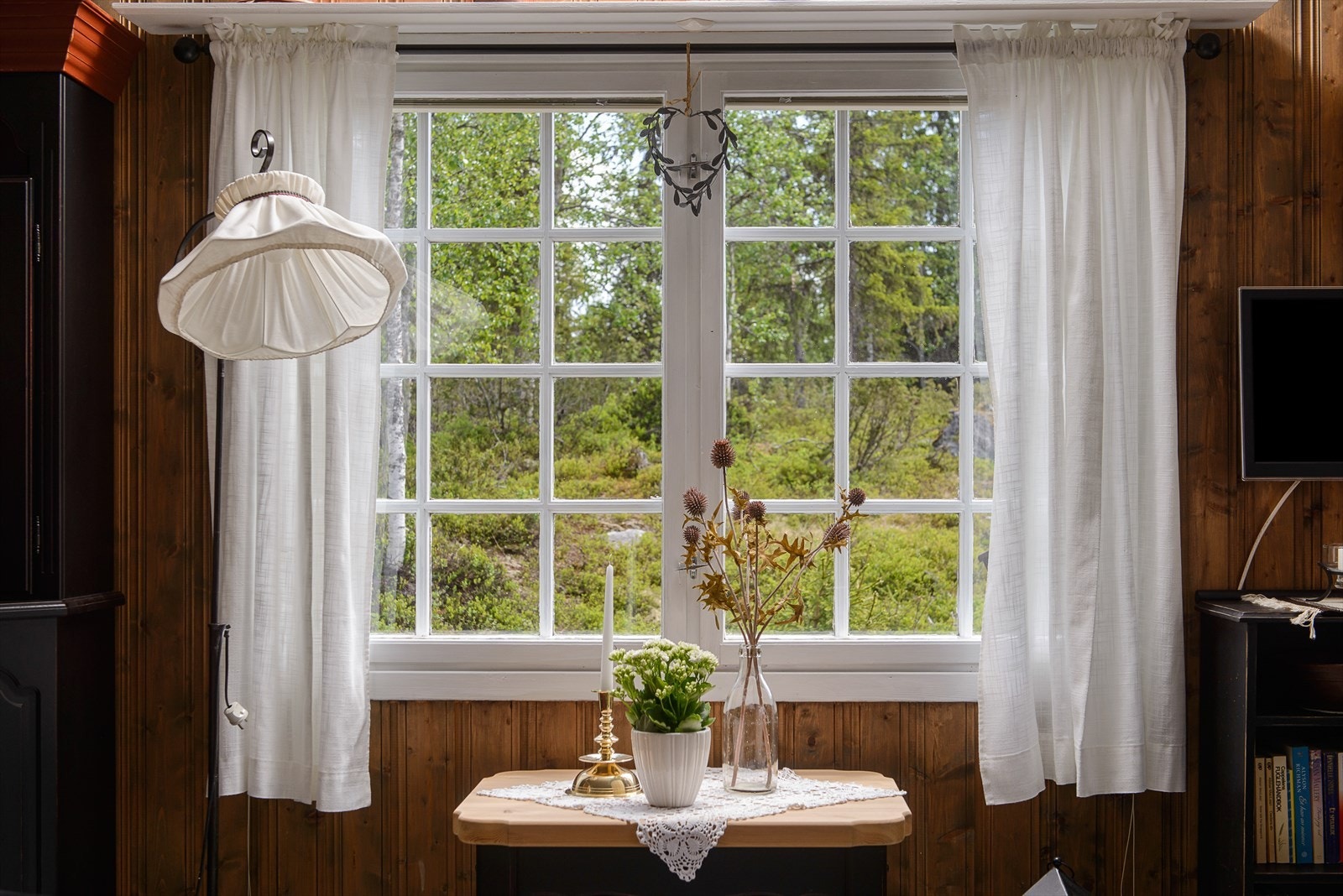 Det er godt med vindusflater i stuen, som gir naturlig lys til rommet Galleribilde