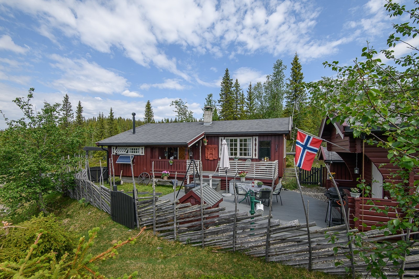 En flott, tradisjonell fritidseiendom med fine uteområder Galleribilde