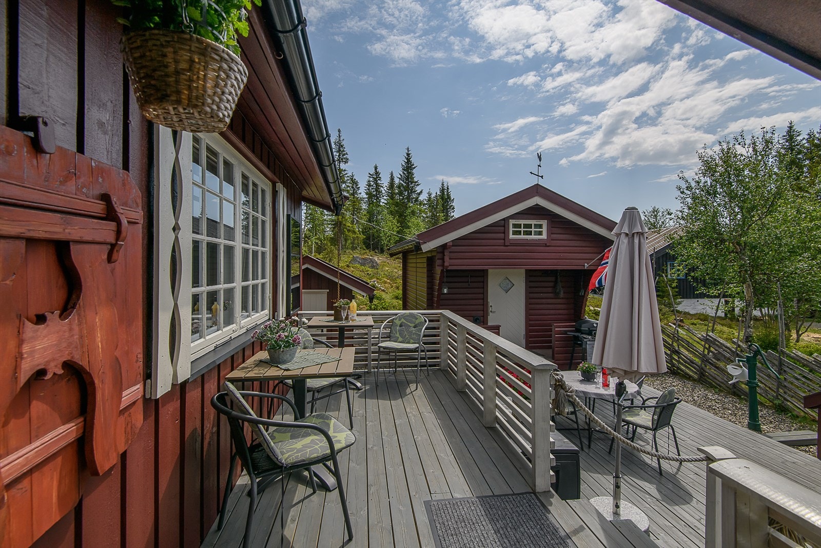 Flotte platinger og terrasser. -Her kan du sommerstid gå i sokkelesten mellom hytte og anneks Galleribilde