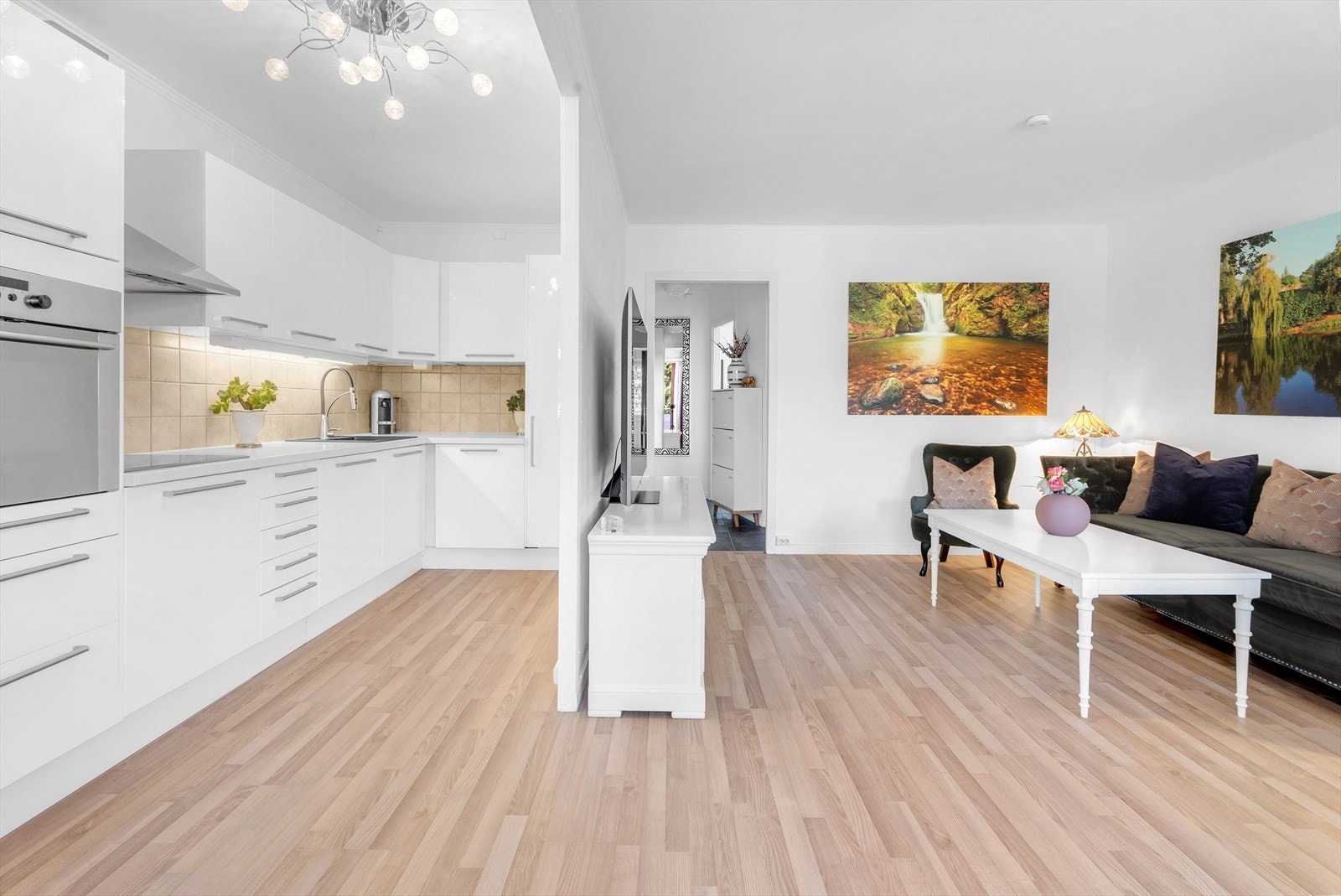 Kjøkkenet ligger i åpen løsning mot spisestuen, som gjør det enkelt å kombinere matlaging med sosialt samvær. Galleribilde