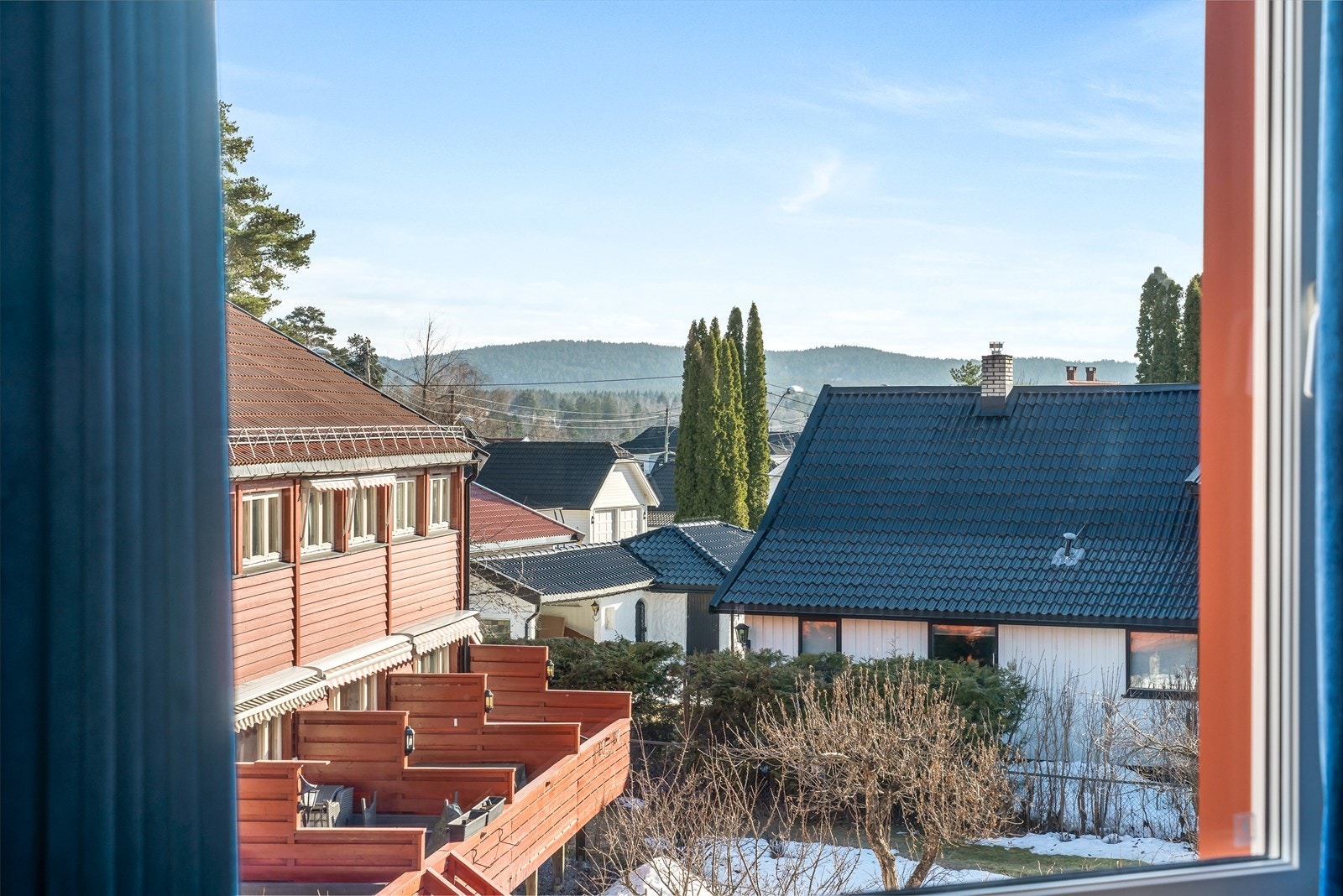 Hyggelig utsikt fra soveromsvinduet. Galleribilde