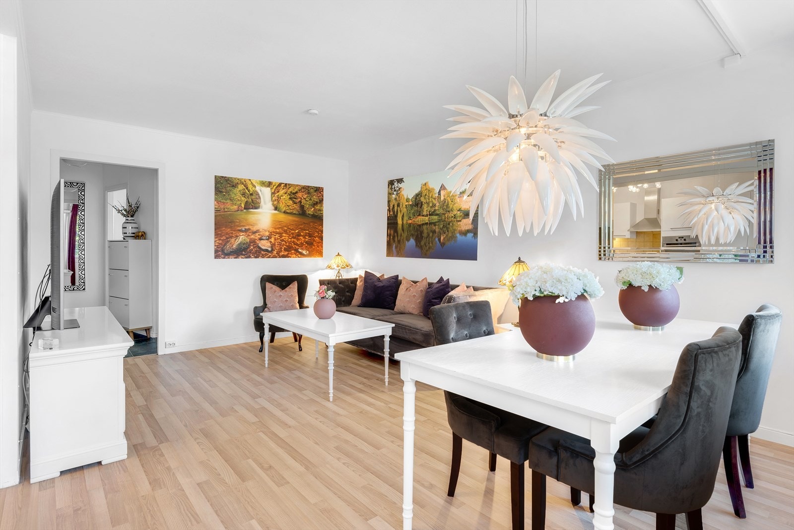 I stuen er det gode møbleringsmuligheter med plass til både spisestuebord og sofagruppe. Galleribilde