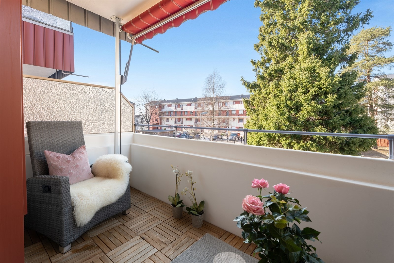 Utgang fra stuen til en flott, solrik, nordvestvendt balkong på 7m² med hyggelig utsyn. Galleribilde