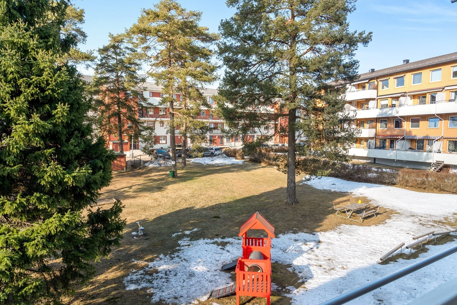 Hyggelig utsyn til borettslagets fellesområdet. Galleribilde