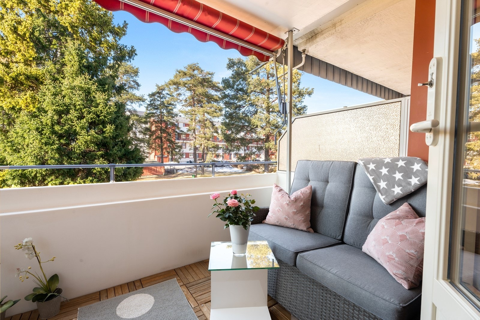 Med adkomst fra stuen kommer man ut til en svært hyggelig balkong med fint utsyn. Galleribilde