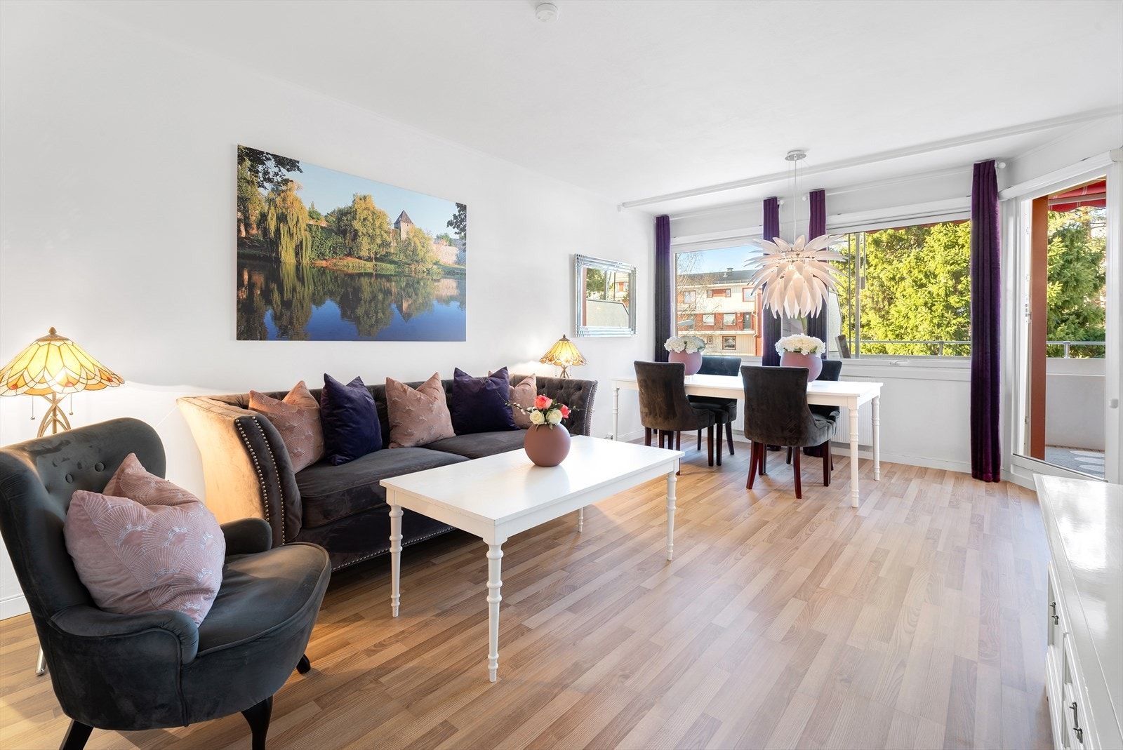 Store vindusflater fra 2016 som bidrar til en svært luftig og god atmosfære. Praktisk solskjerming medfølger boligen ved salg. Galleribilde