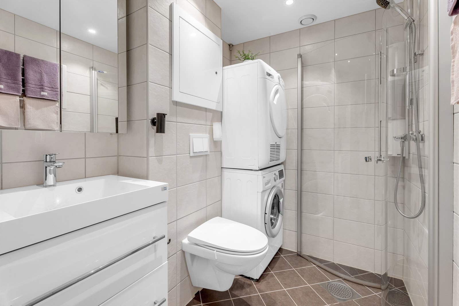 Flott flislagt bad fra 2018 tatt i regi av borettslaget med behagelig gulvvarme og opplegg for vaskemaskin. Galleribilde