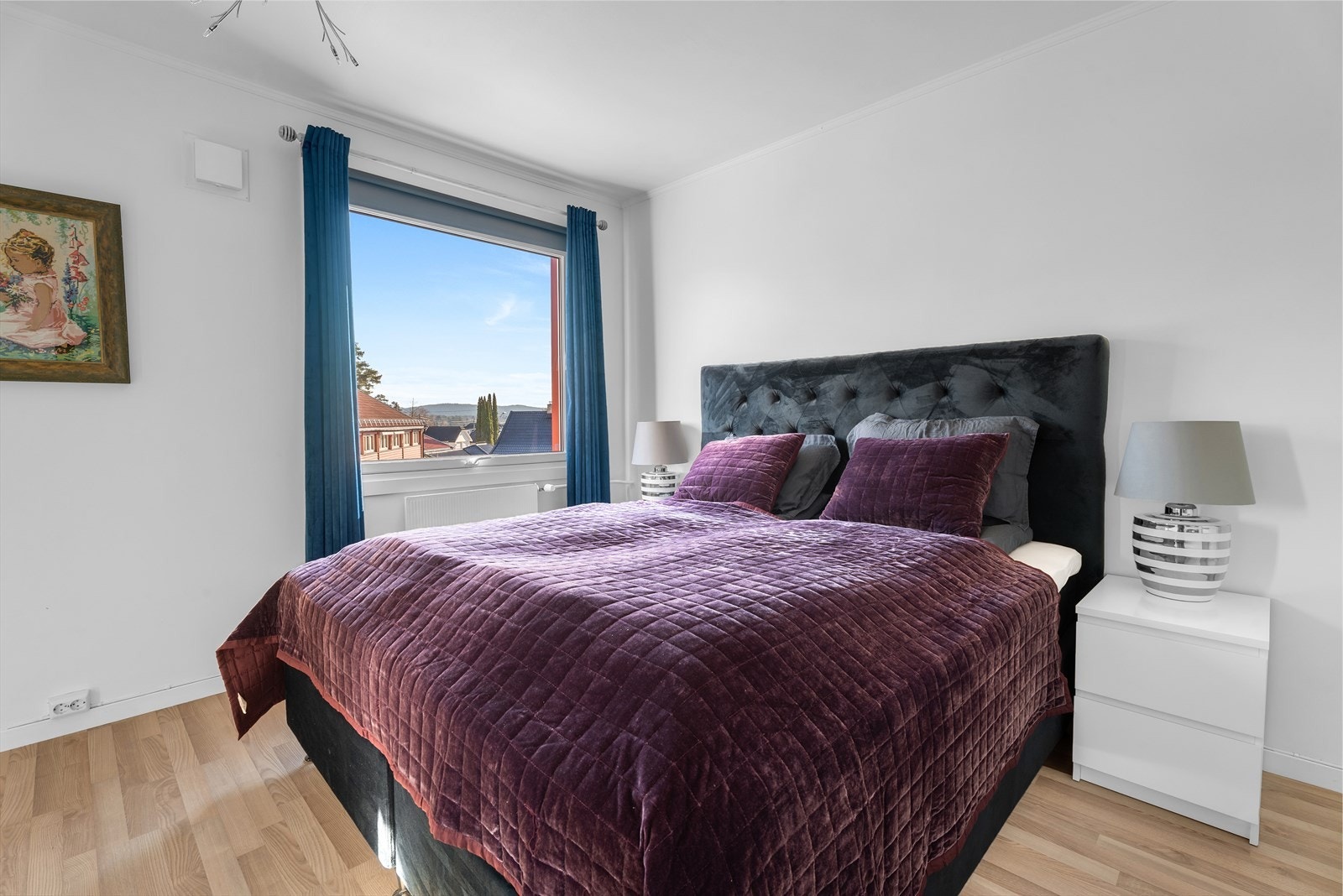 Boligen har et soverom med plass til stor seng og tilhørende nattbord. Galleribilde