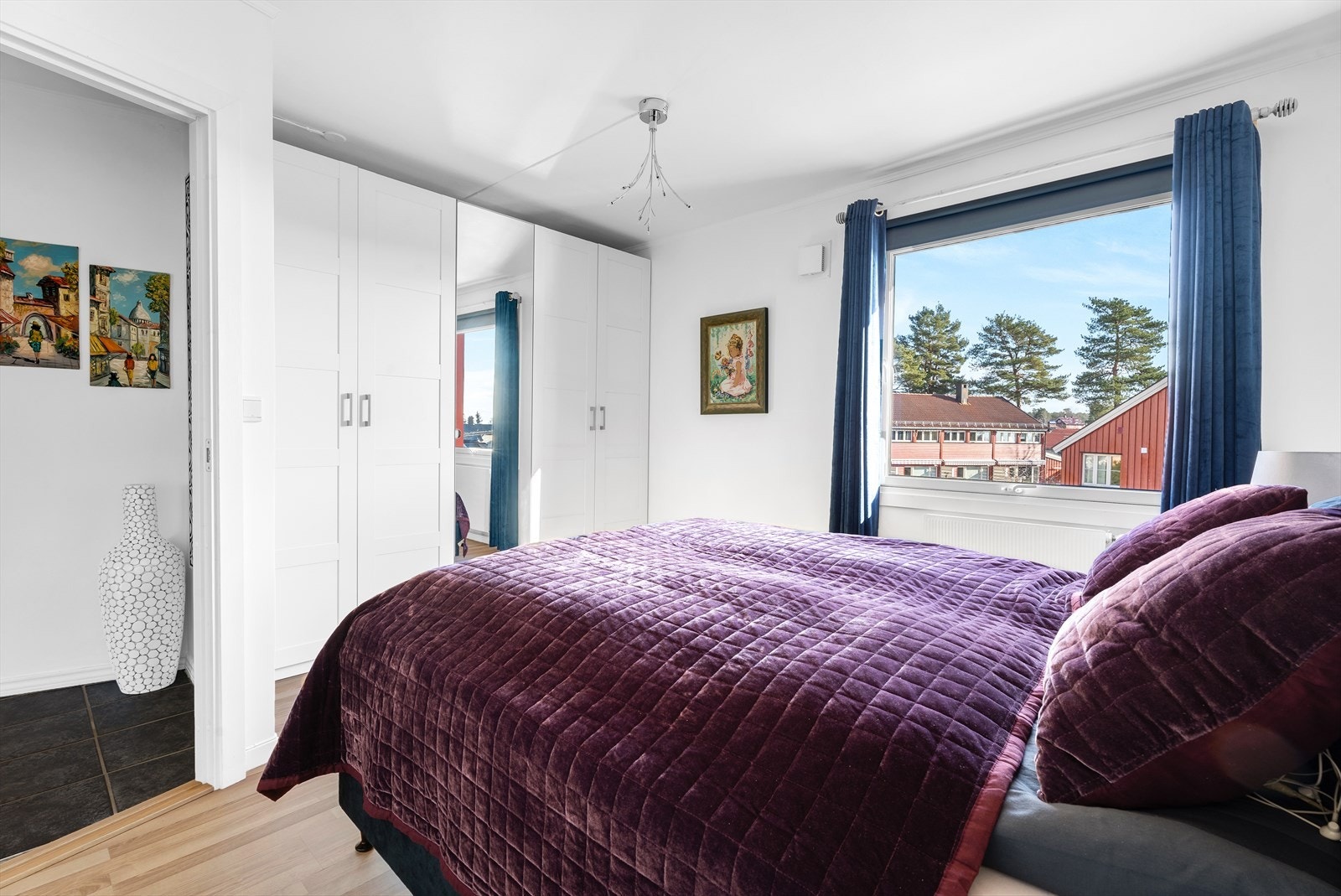 Rommet har et stort vindu som gir godt med naturlig lys og god oppbevaringsplass i stor garderobeløsning. Galleribilde