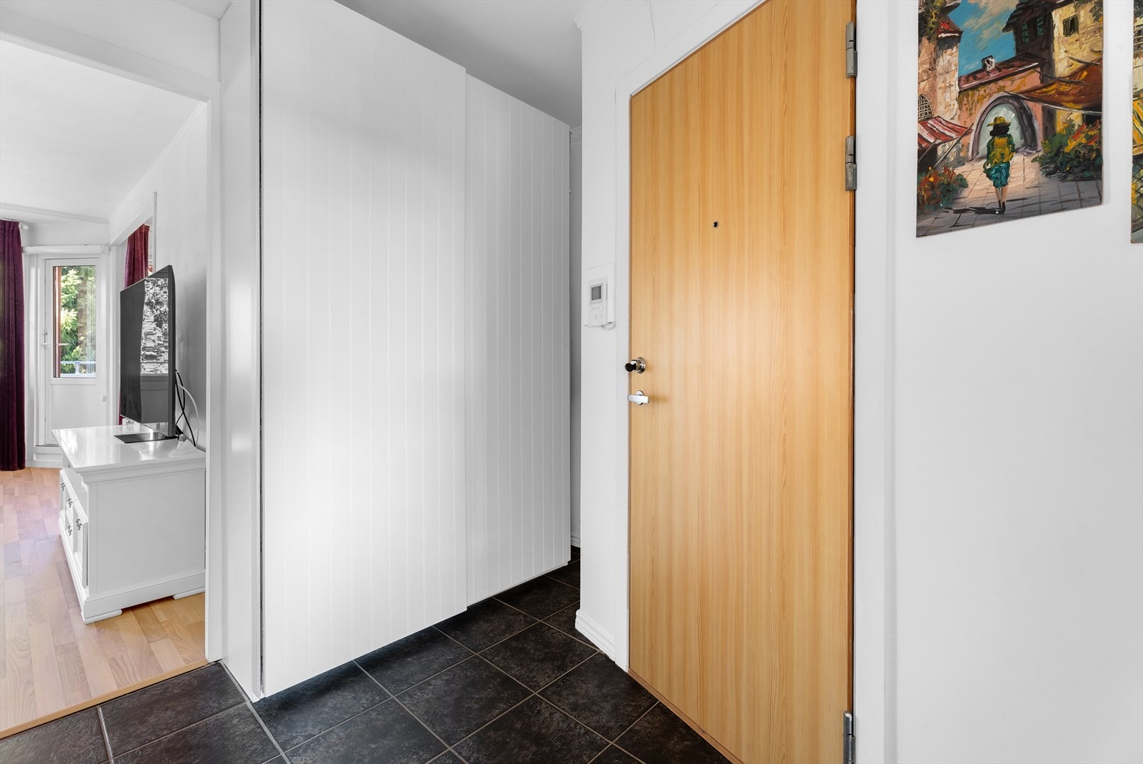 Lys entré med plass til å henge fra seg yttertøy og sette fra seg sko. Stort garderobeskap, perfekt for oppbevaring. Galleribilde