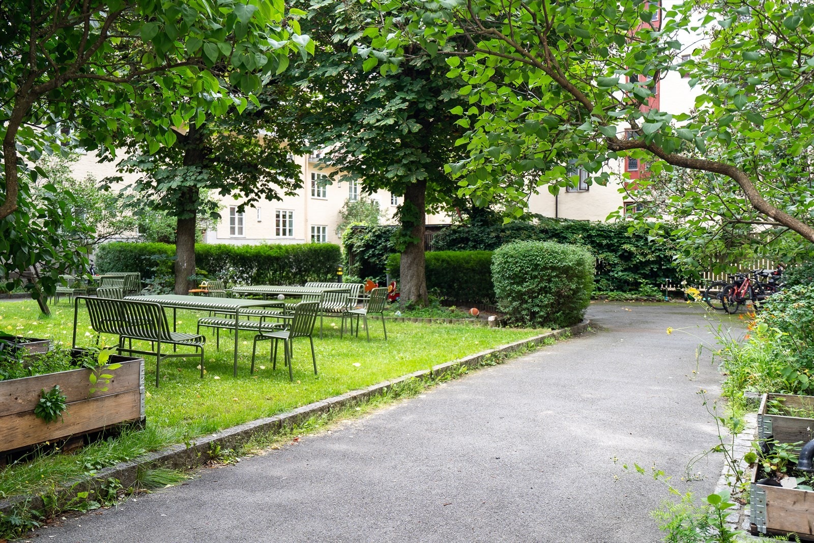 Pent opparbeidet med asfalterte adkomstveier/plasser, steinbelagte arealer, gressplen, beplantning, trær, sittegrupper m.m. Galleribilde