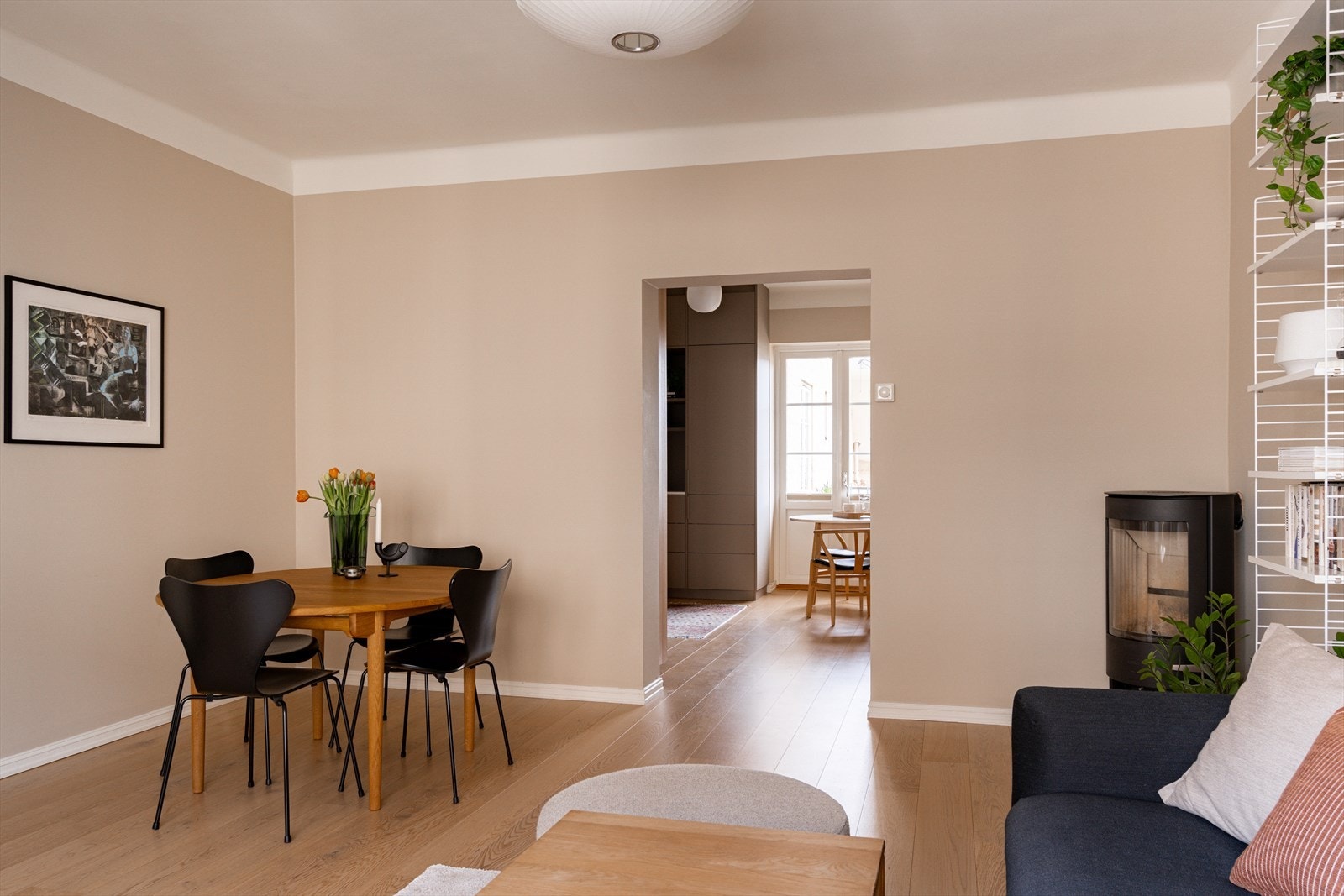 Det er plass til et stort spisebord hvor man kan samle venner og familie. Galleribilde