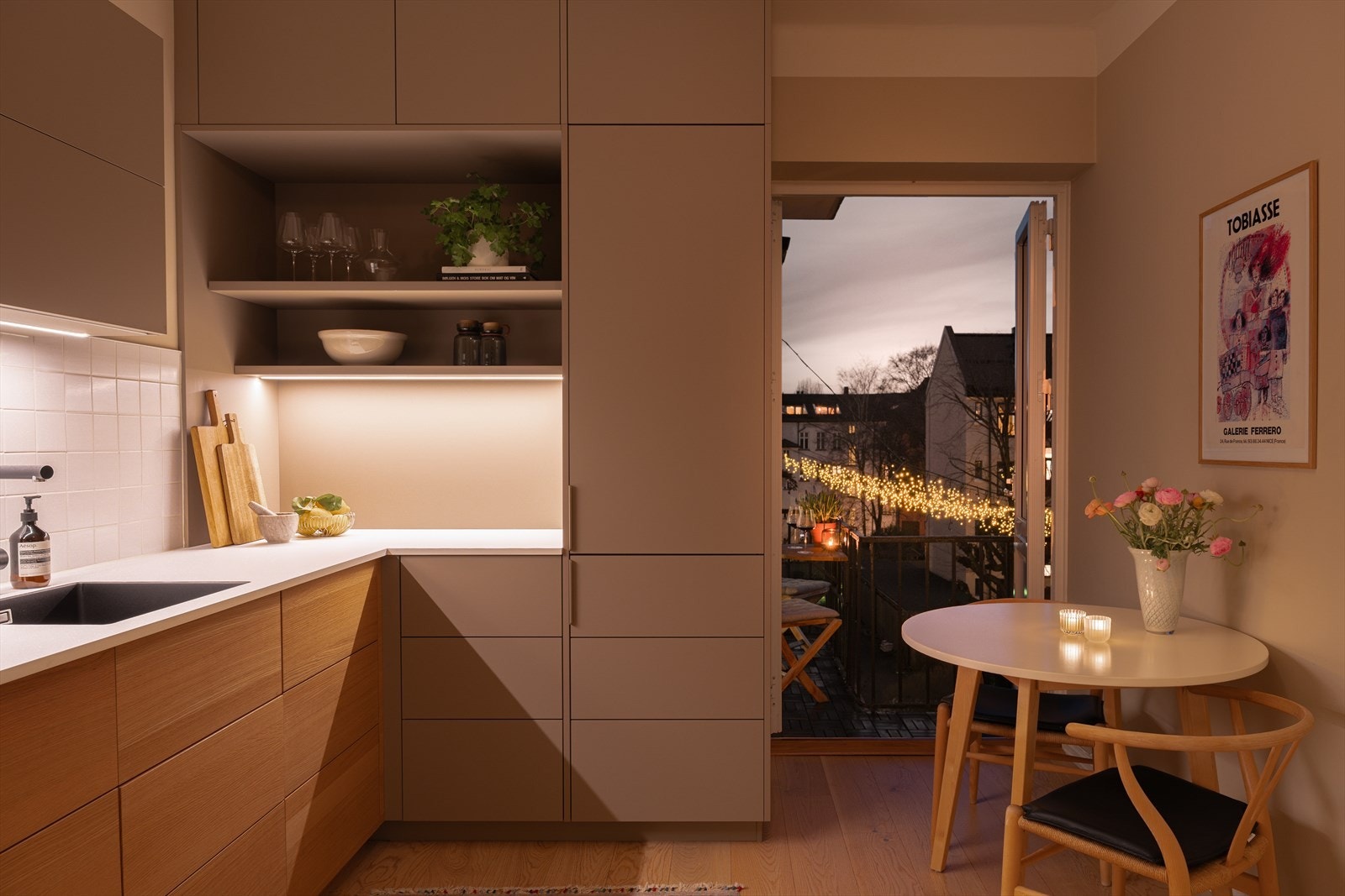 Doble balkongdører gir god romfølelse og fint utsyn over bakgården. Galleribilde