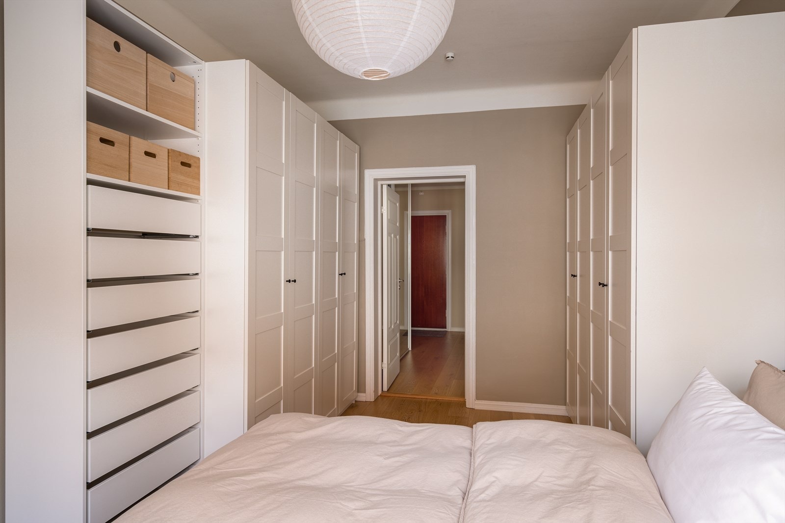 God plass til oppbevaring i garderobe. Galleribilde