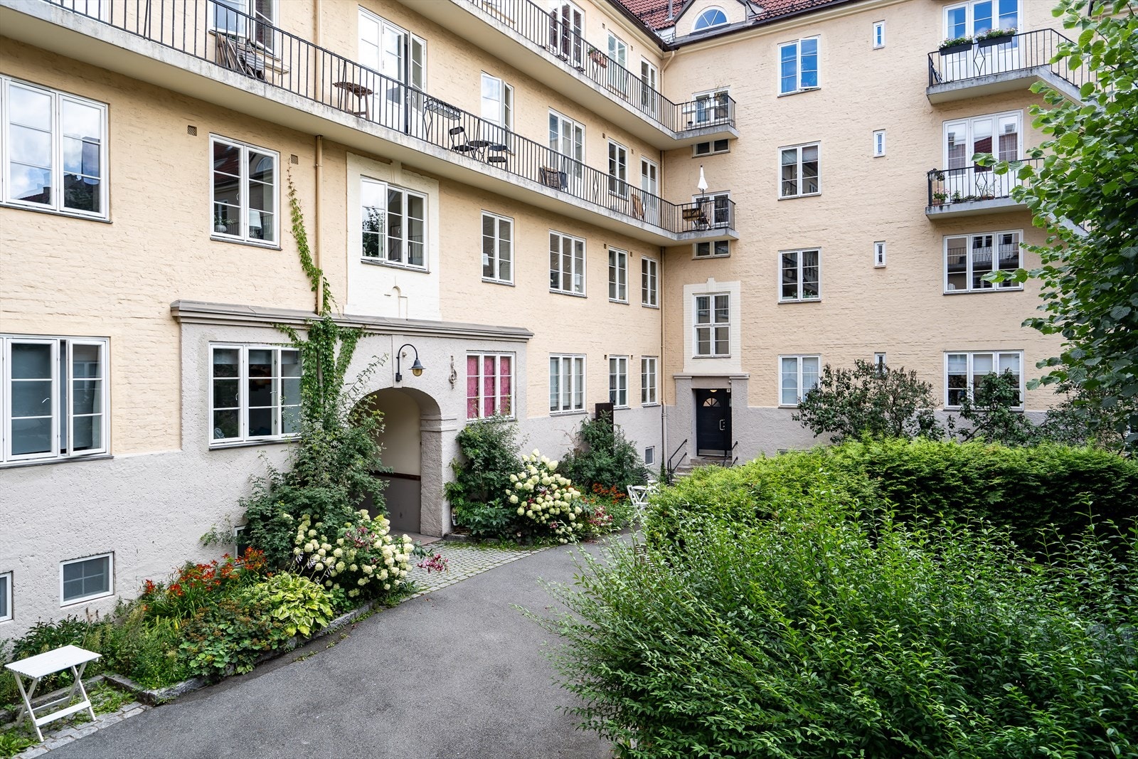 Gårdsrom med pent opparbeidede uteområder. Galleribilde