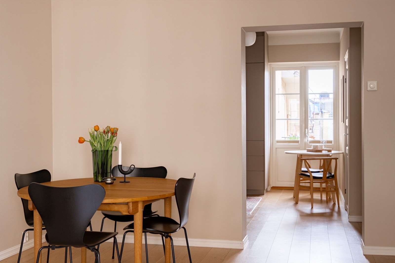 Leiligheten har gode vindusflater som slipper inn rikelig med naturlig lys. Galleribilde