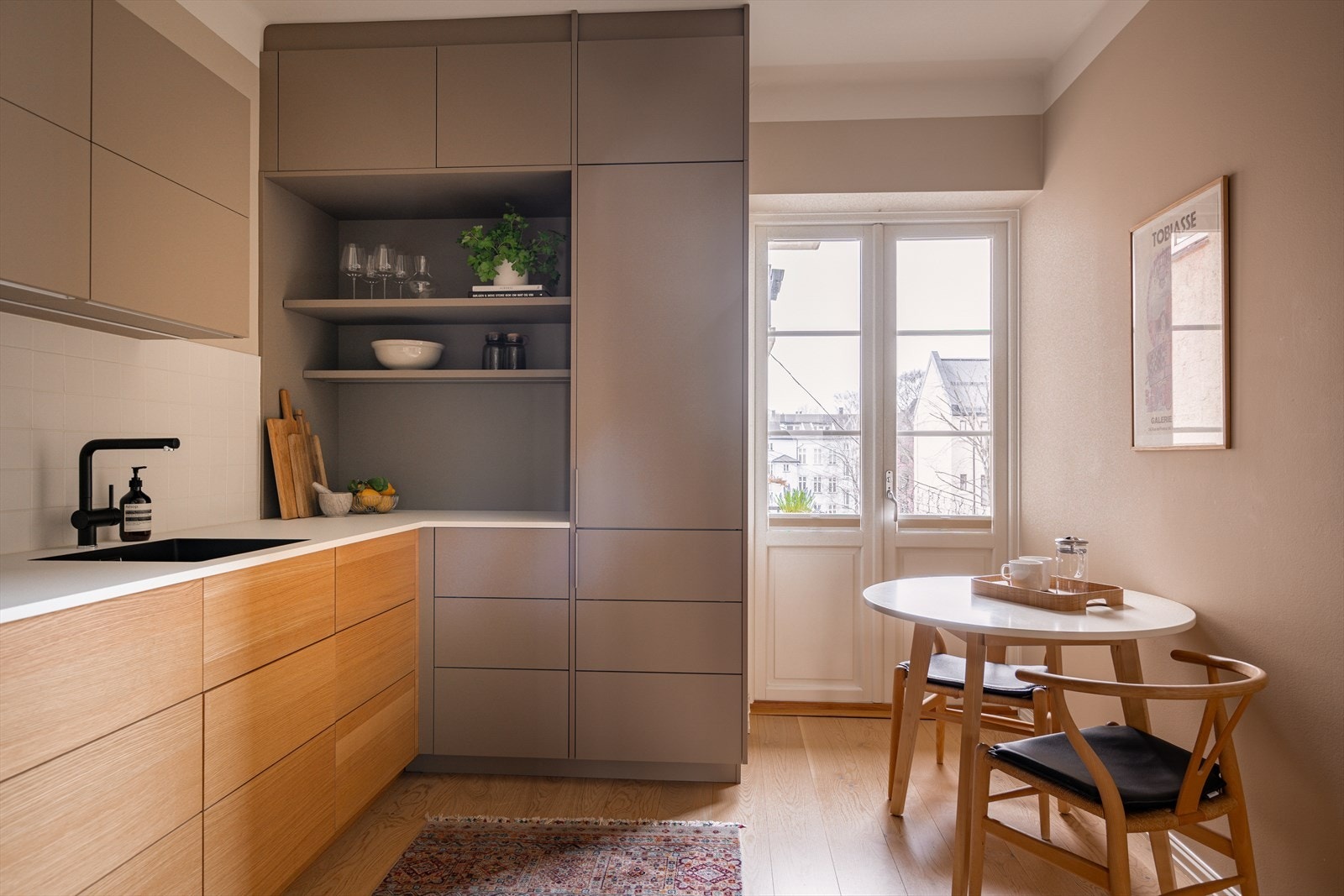 Delikat og praktisk Svane kjøkken fra 2021 med god skap- og benkplass. Galleribilde