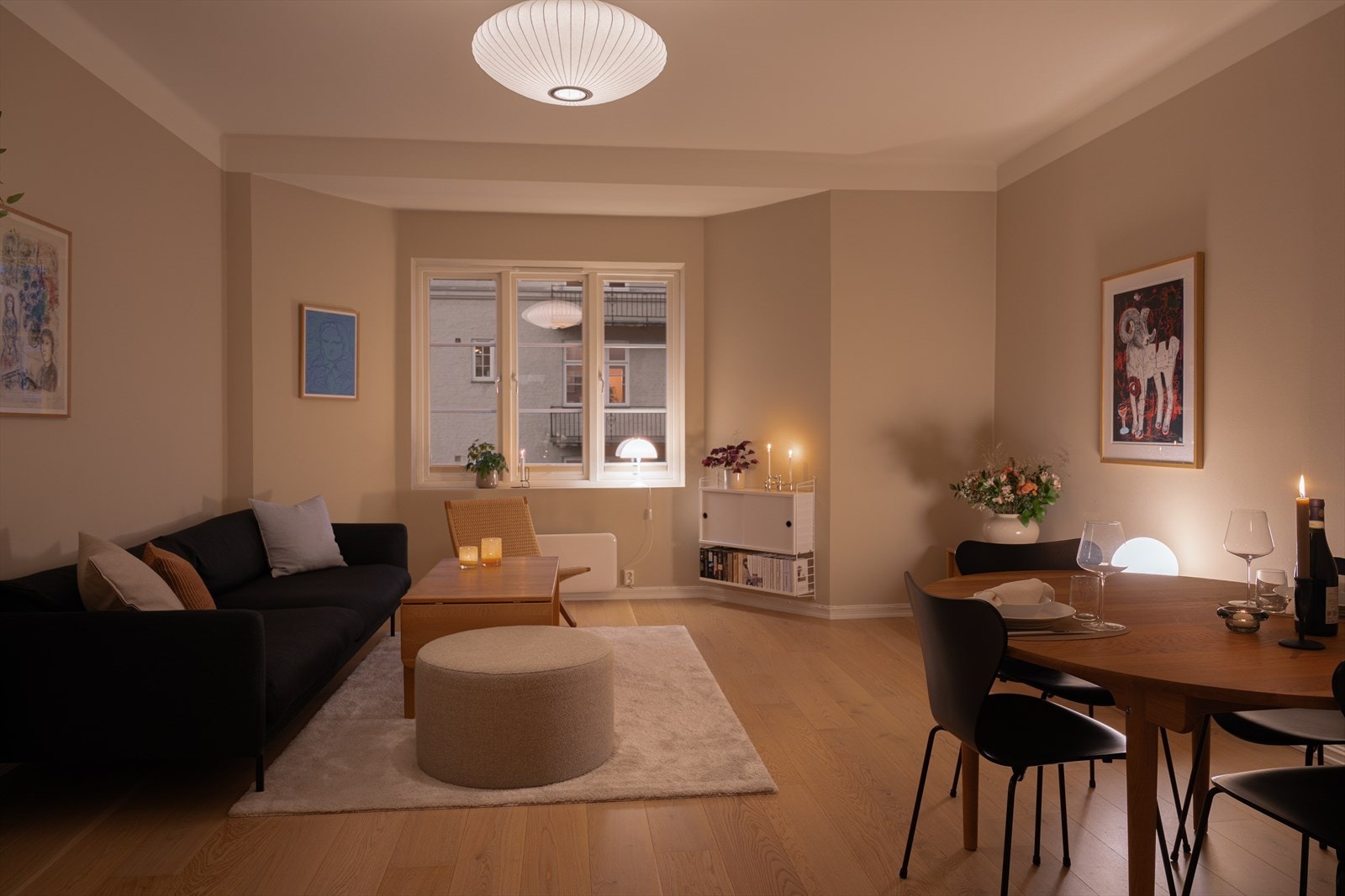 Hyggelig kveldsstemning i stuen. Galleribilde