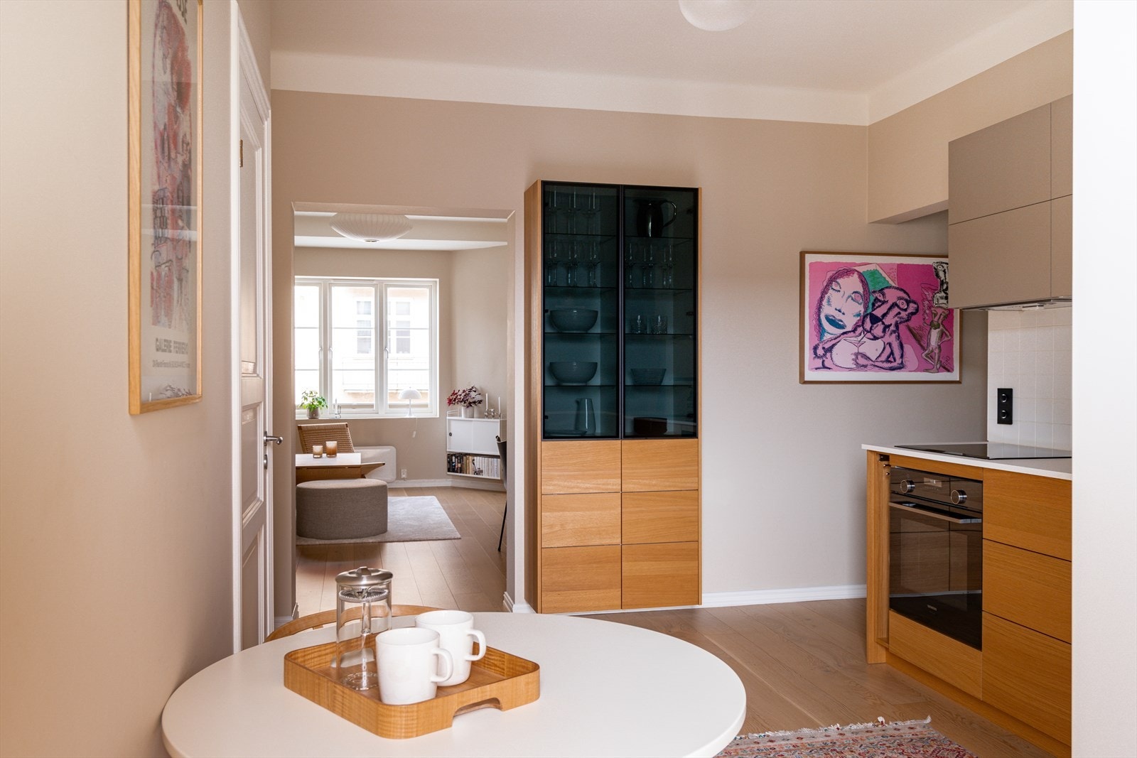 Lekkert tilhørende vitrineskap med god oppbevaringsplass. Galleribilde