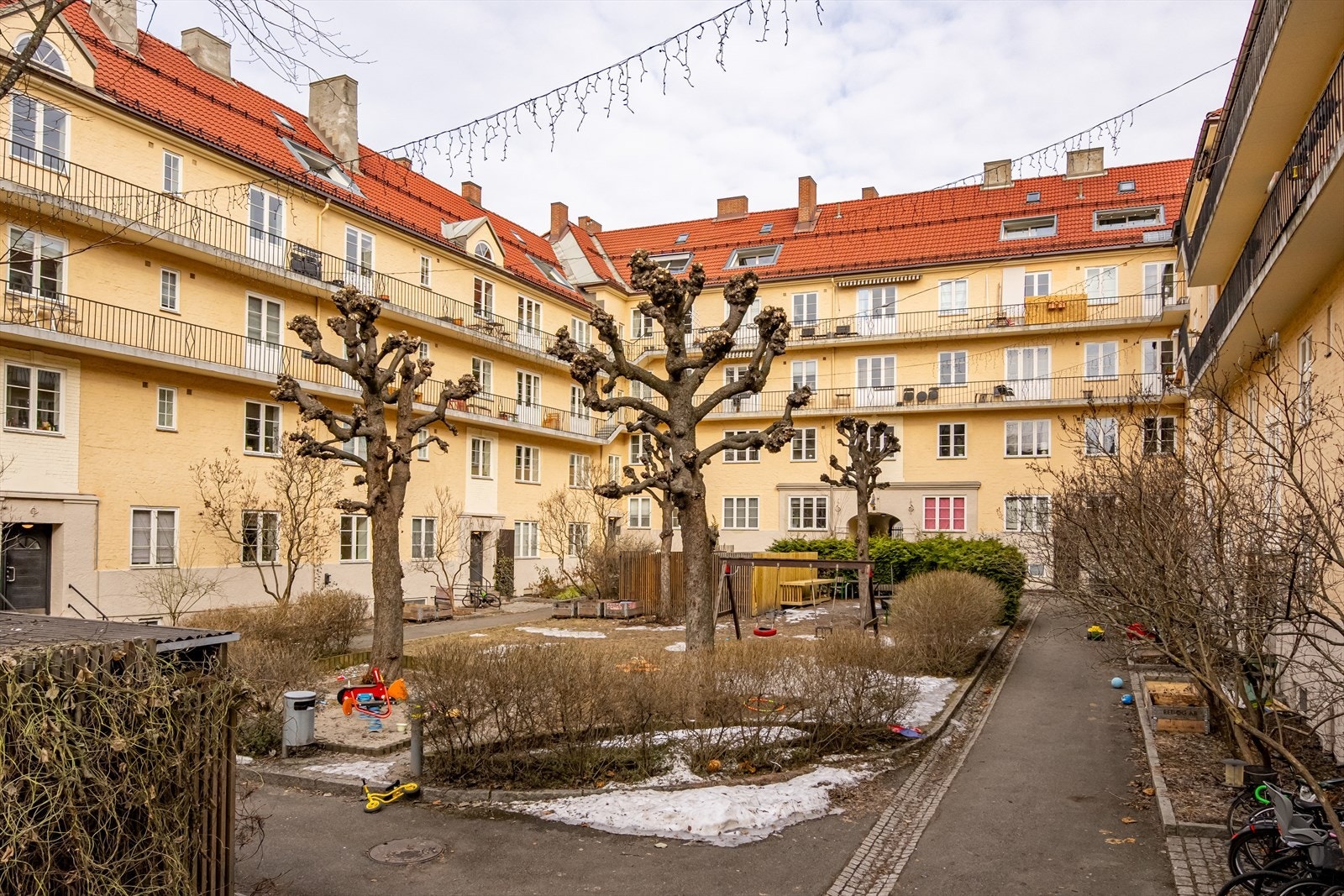 Leiligheten har en attraktiv og sentral beliggenhet, men ligger samtidig tilbaketrukket nok at du unngår byens leven med et rolig gårdsrom. Galleribilde