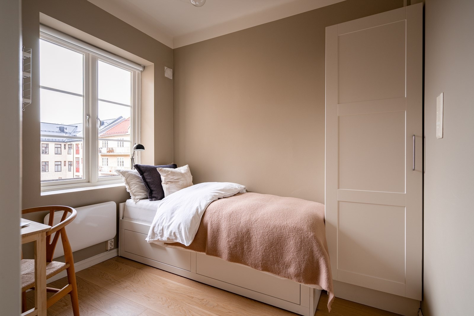 Her har du plass til seng, skrivepult og kommode/garderobe. Galleribilde