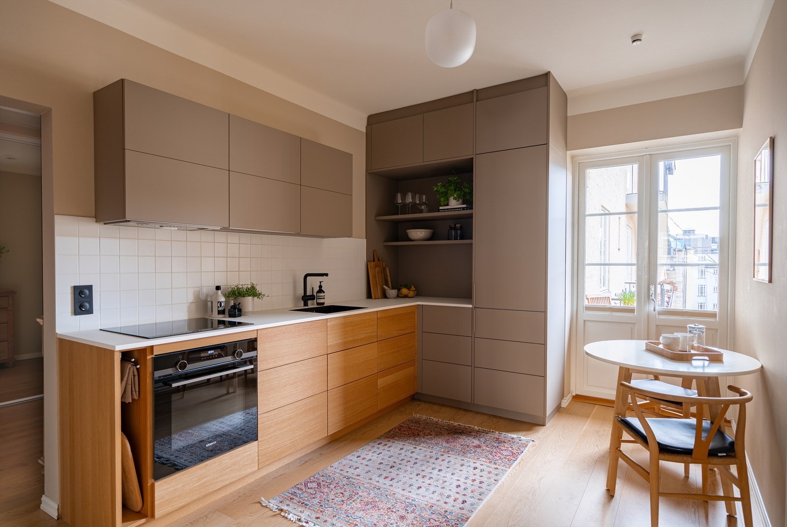 Dette er en gjennomgående og fin 3-roms beliggende i 3. etasje i klassisk bygård sentralt på Torshov. Galleribilde