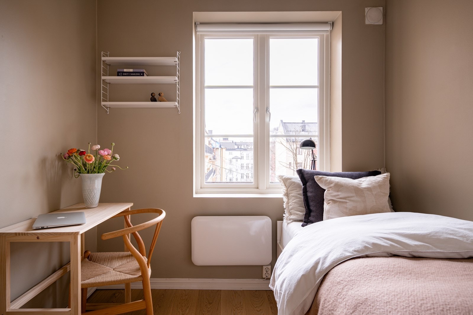 Soverom 2 blir i dag brukt som soverom, men egner seg også godt som barnerom, kontor, hobbyrom eller liknende. Galleribilde