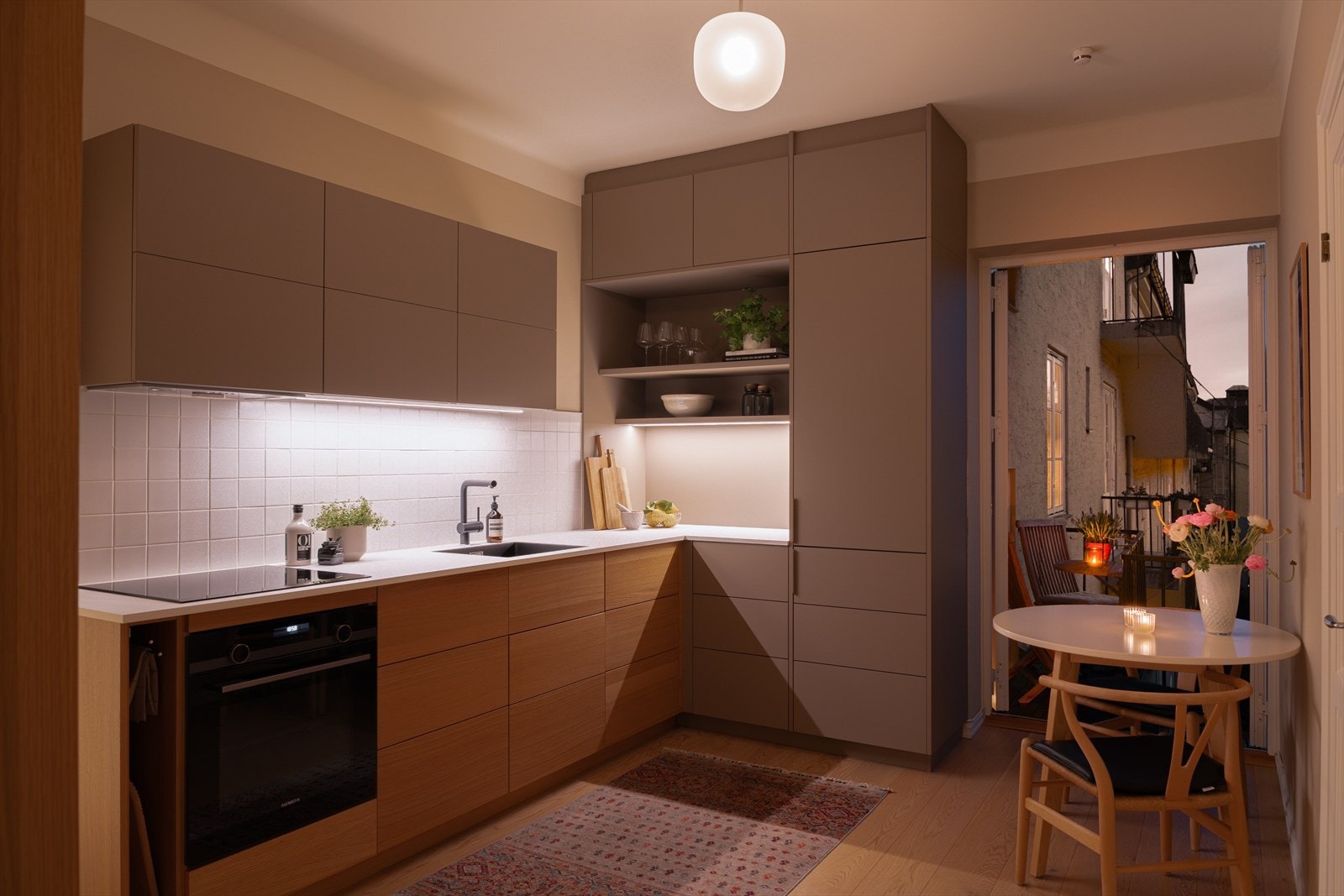 Kjøkken med tiltalende kveldsbelysning. Galleribilde