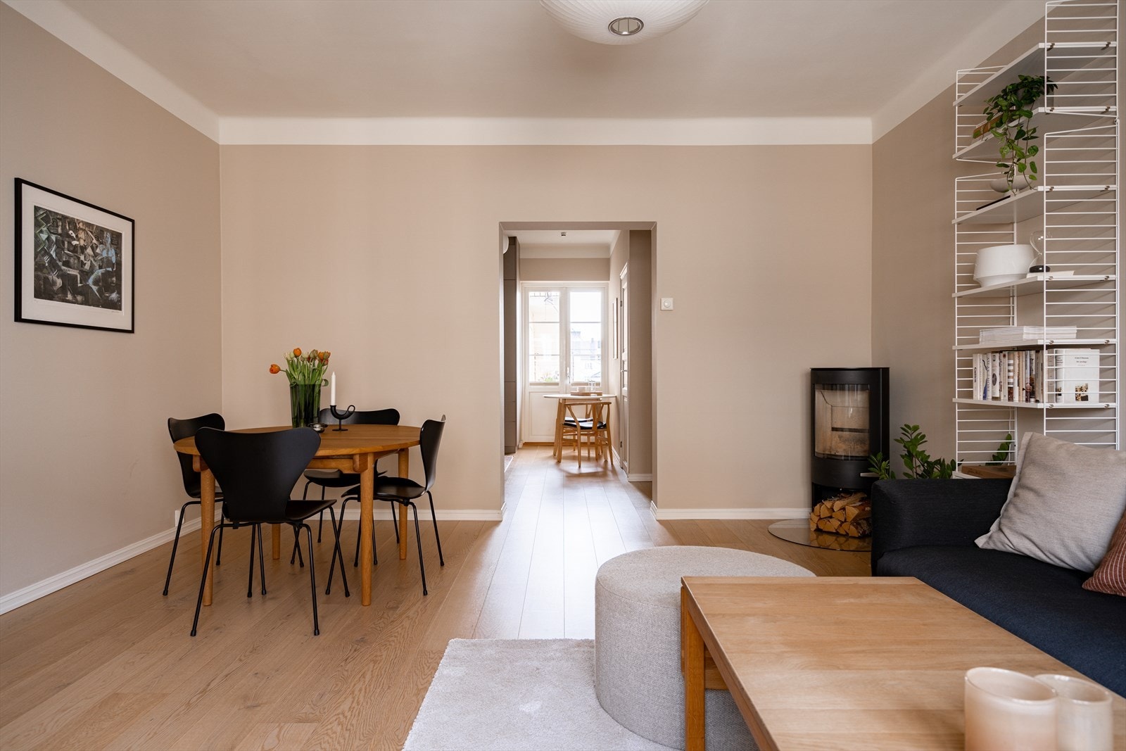 Peis i stuen som bidrar til varme og hygge på kjøligere vinterdager. Galleribilde