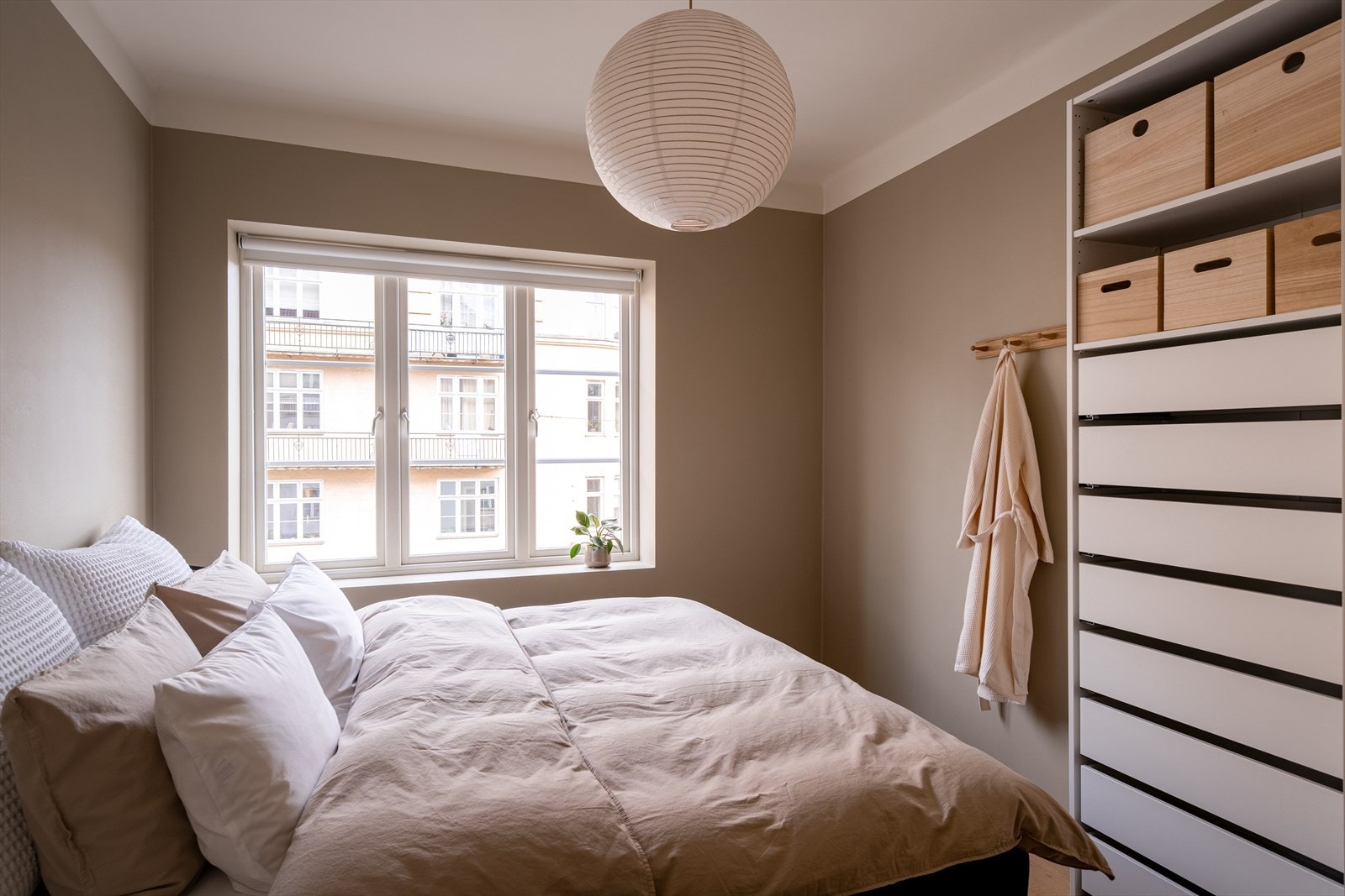 Romslig soverom malt i en lun og fin farge. Galleribilde