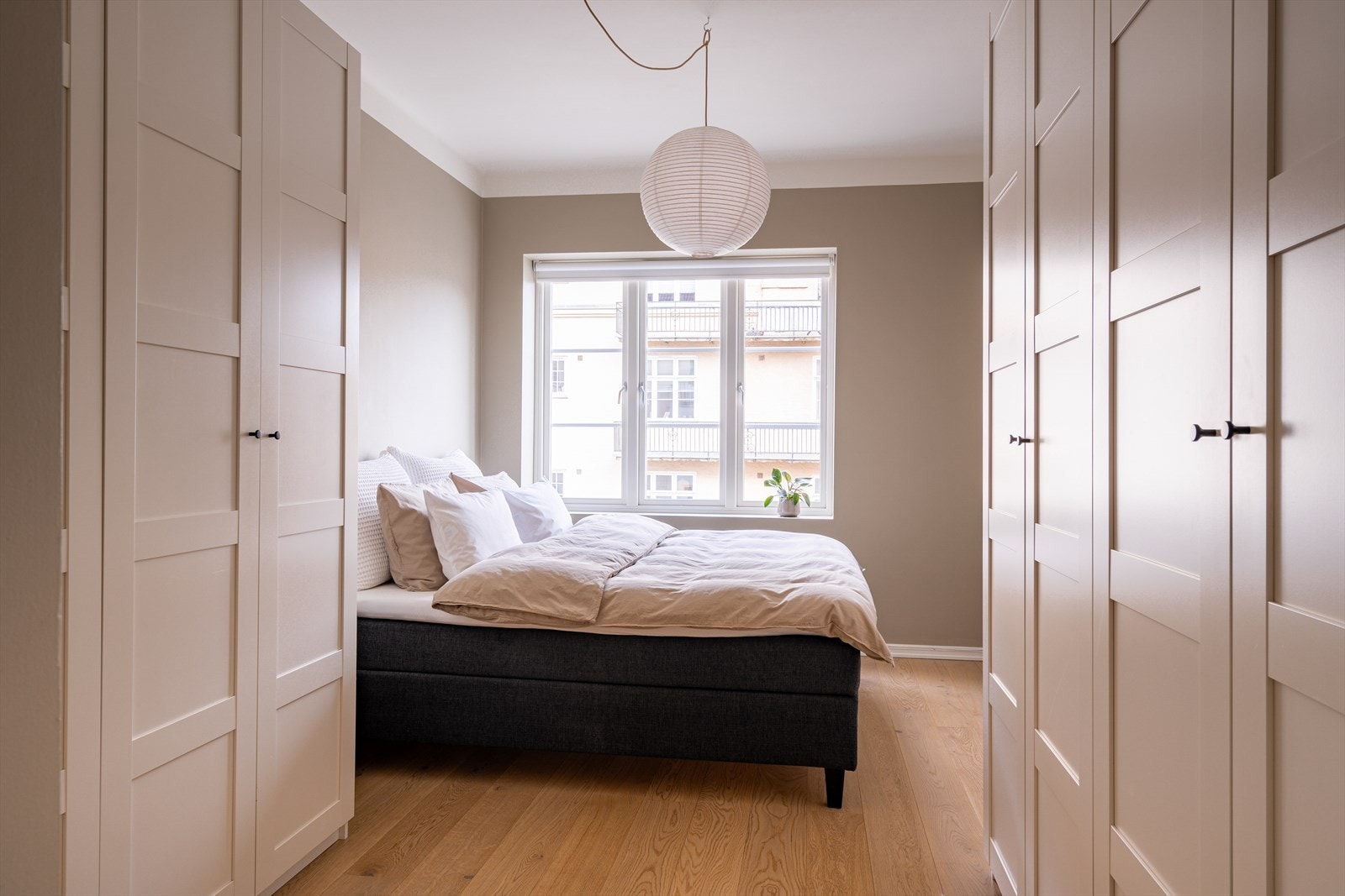 Her har du god plass til dobbeltseng, tilhørende nattbord og annet soveromsinteriør. Galleribilde