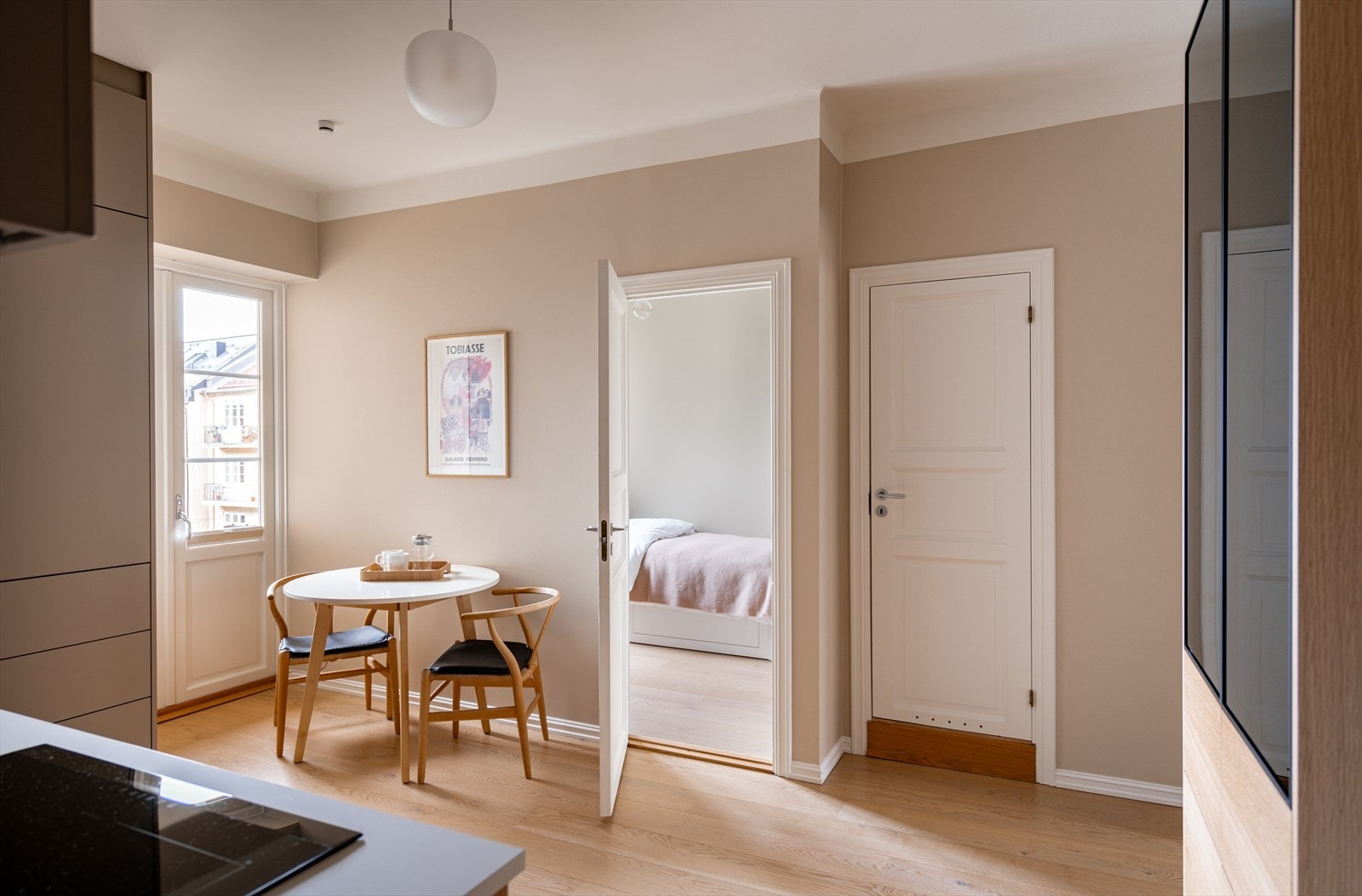 Det ble lagt nytt gulv i hele leiligheten av forrige eier. Galleribilde