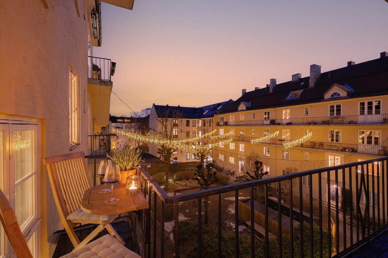 Brannbalkong med kveldsbelysning og sjarmerende utsikt over bygården Galleribilde