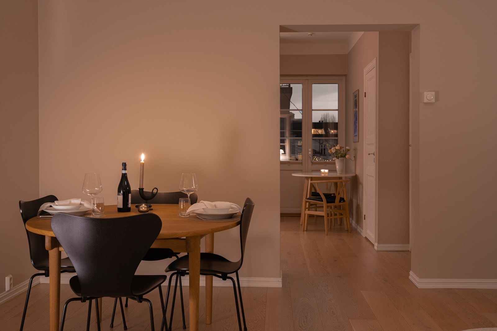 Byggestilen er klassisk og leiligheten har god takhøyde med opptil 2,81 meter under himlingen. Galleribilde