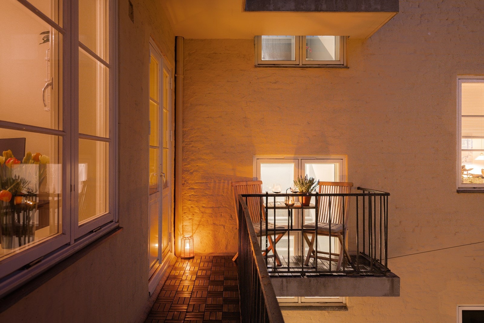 Her er det plass til to stoler og et lite bord. Galleribilde