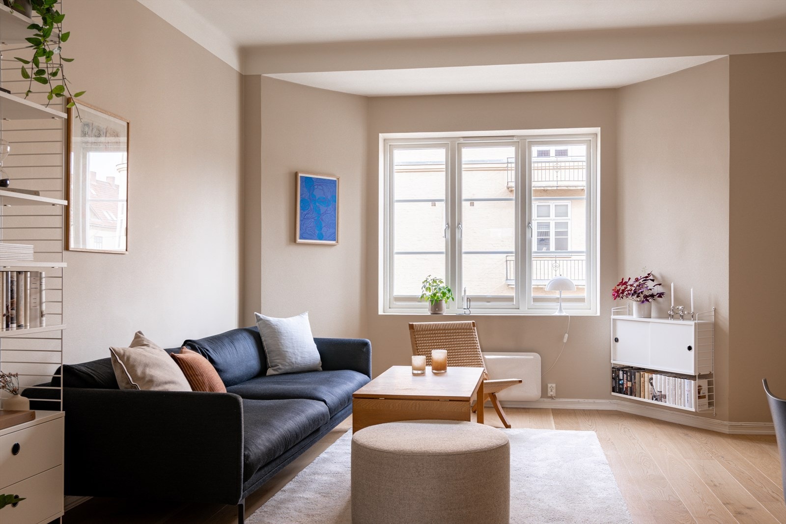 Lys og luftig stue med plass til spisestue, sofagruppe og mediemøbler. Galleribilde