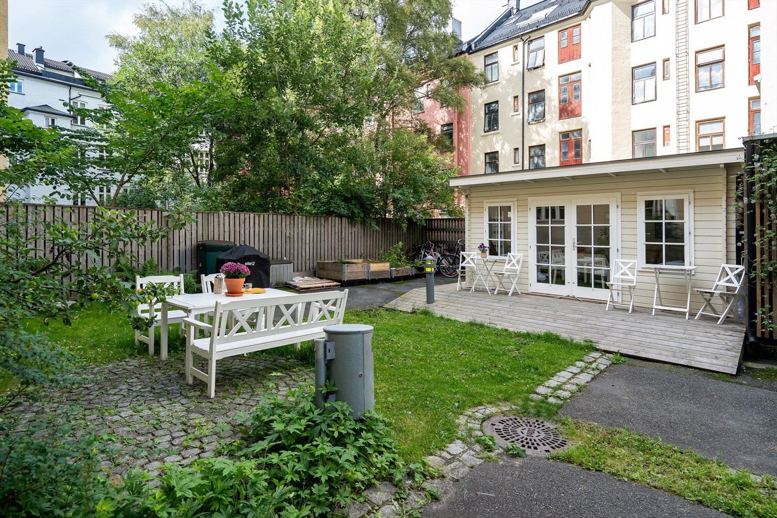 Borettslaget har en hagestue som kan brukes gratis av beboerne. Det ble kjøpt inn to nye griller og bygget utekjøkken i 2023. Galleribilde