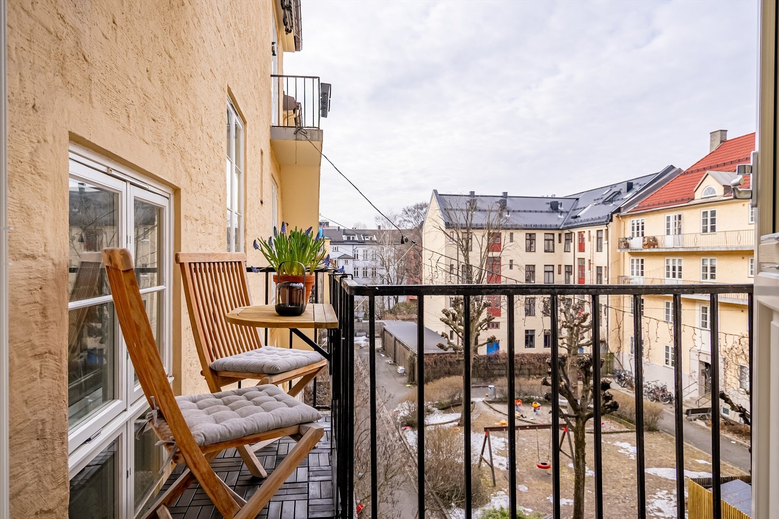 Balkongen er orientert mot sydvest og har utsikt mot den flotte bakgården. Galleribilde